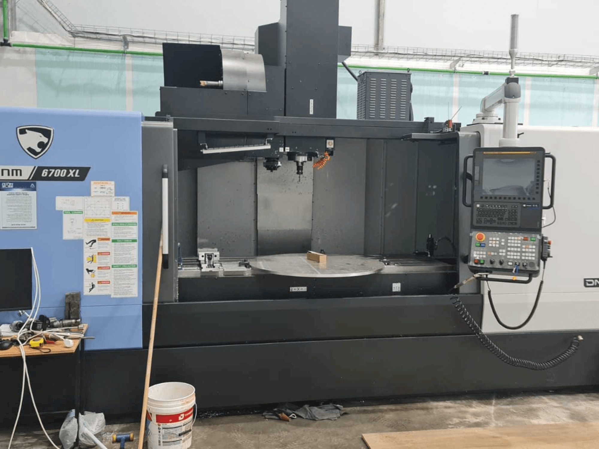 Vista frontal de la máquina Doosan DNM 6700 XL