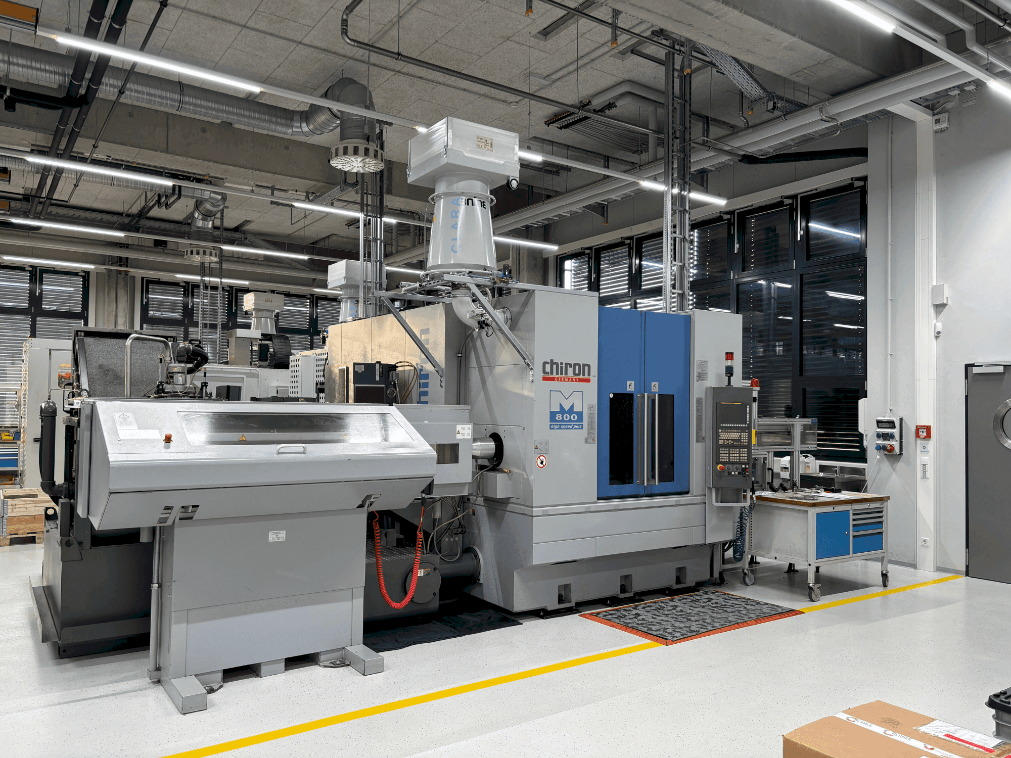 Vista frontal de la máquina CHIRON Mill 800