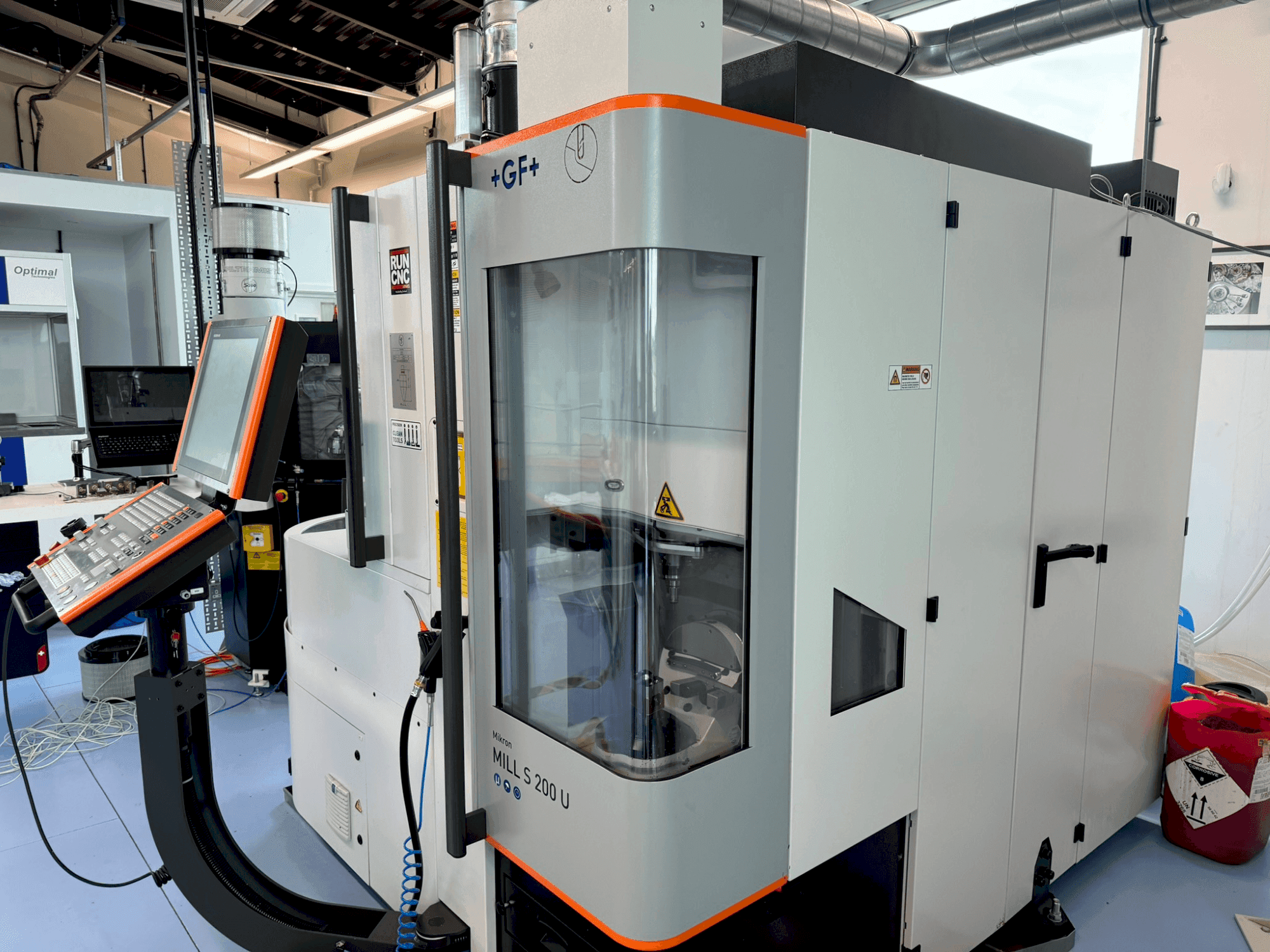 Vista frontal de la máquina +GF+ Mikron Mill S 200U