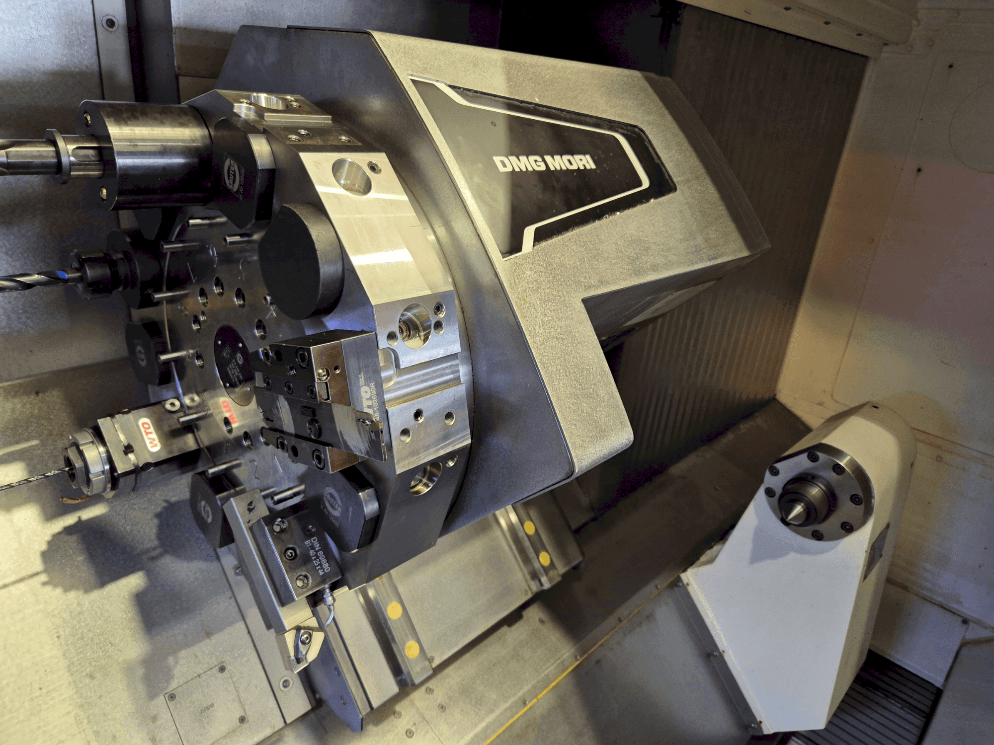 Vista frontal de la máquina DMG MORI CLX 550 V4