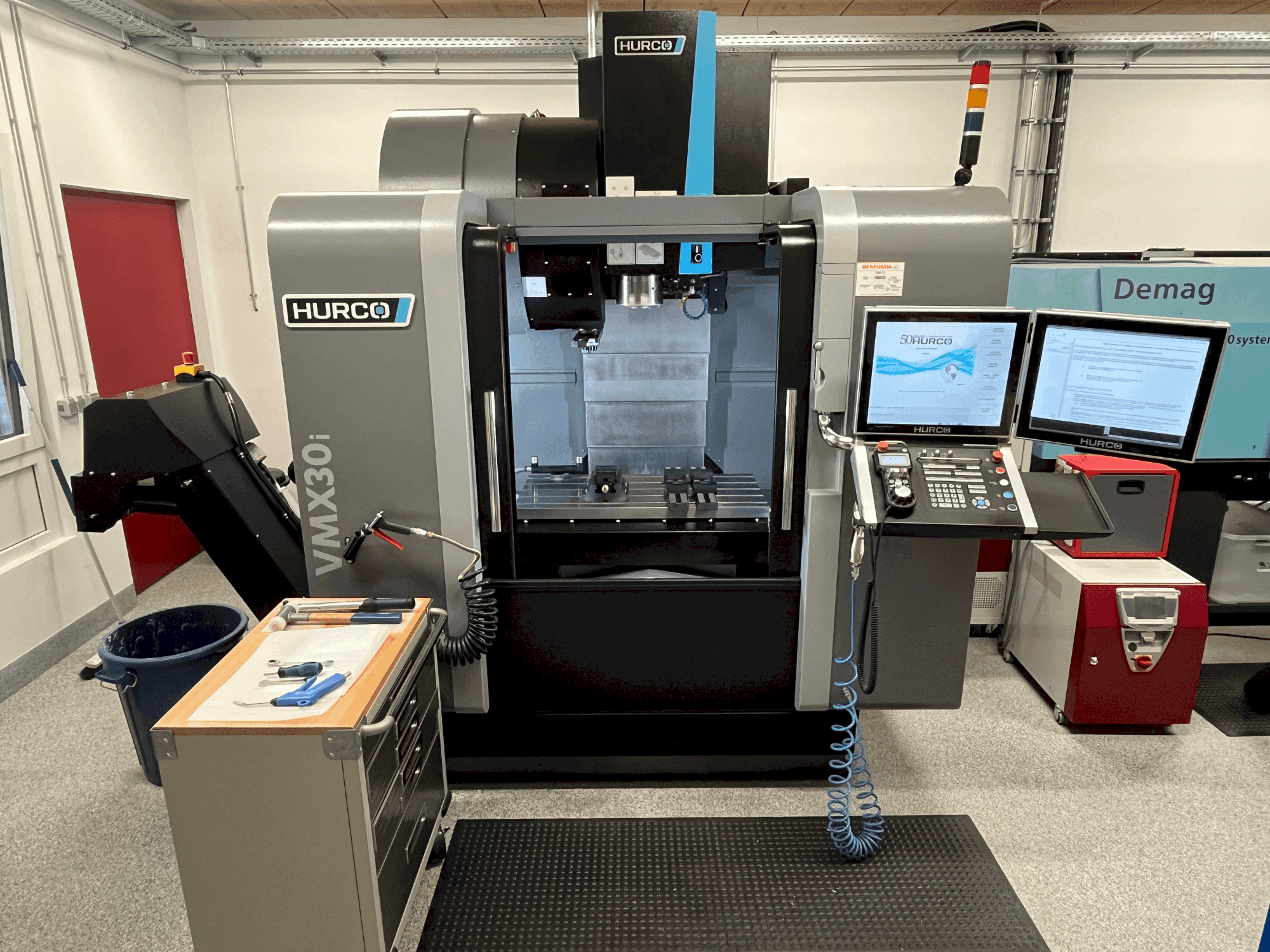 Vista frontal de la máquina Hurco VMX30i