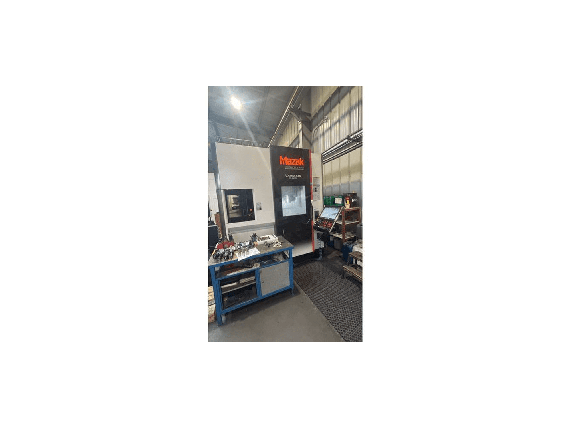 Vista frontal de la máquina Mazak Variaxis C-600