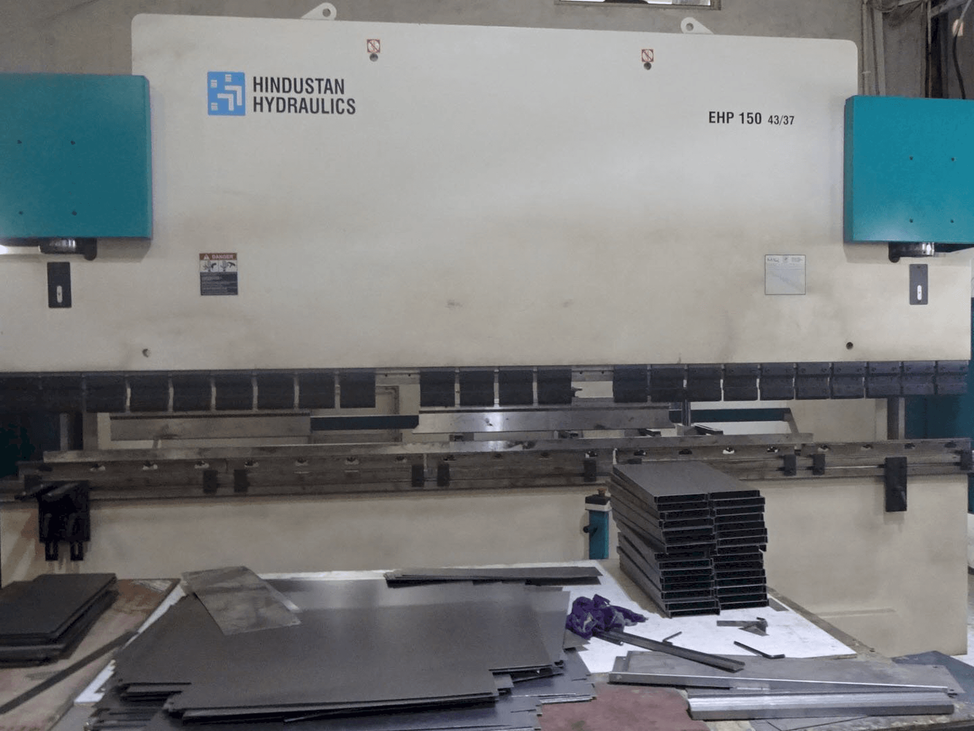 Vista frontal de la máquina Hindustan Hydraulics EHP 150