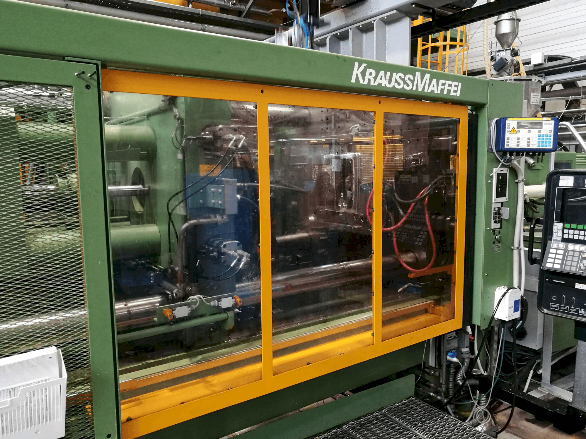 Vista izquierda de la máquina Krauss Maffei 650-2300 B2