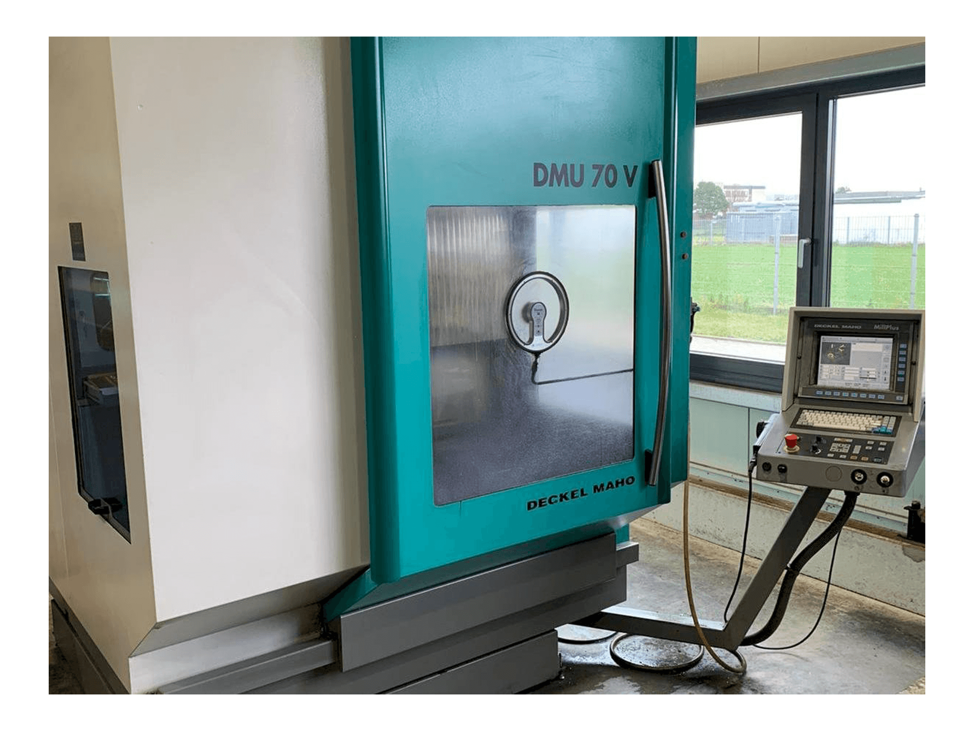 Vista frontal de la máquina DECKEL MAHO DMU 70V