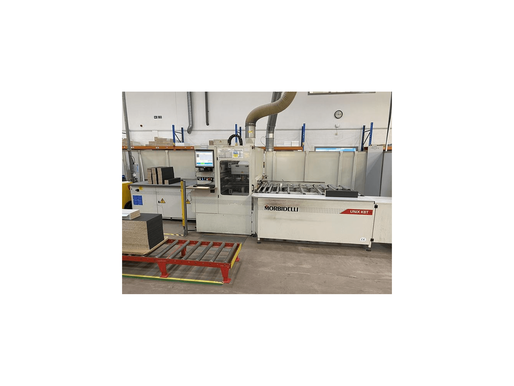 Sierra de paneles MORbidelli Unix KBT, vista frontal, con panel de control visible y tableros apilados en el carro adyacente.