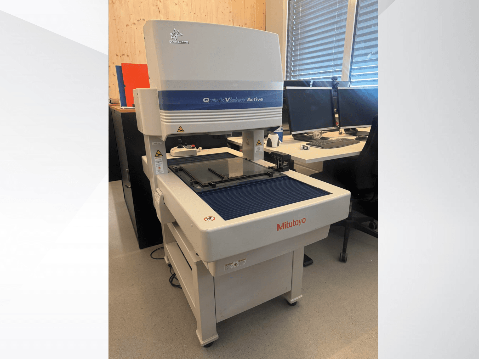 MMC Mitutoyo QV-L404Z1L-D en vista frontal, con mesa de medición de cristal y panel de control visible con botones.