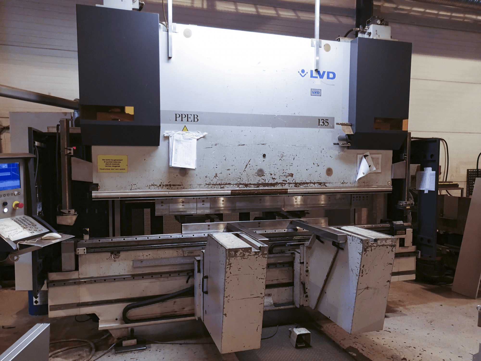 Vista frontal de la máquina LVD PPEB 135/30