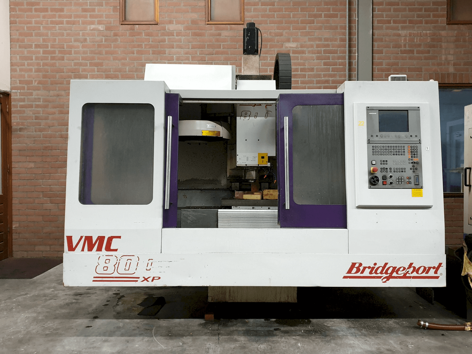 Vista frontal de la máquina Bridgeport VMC 800 22