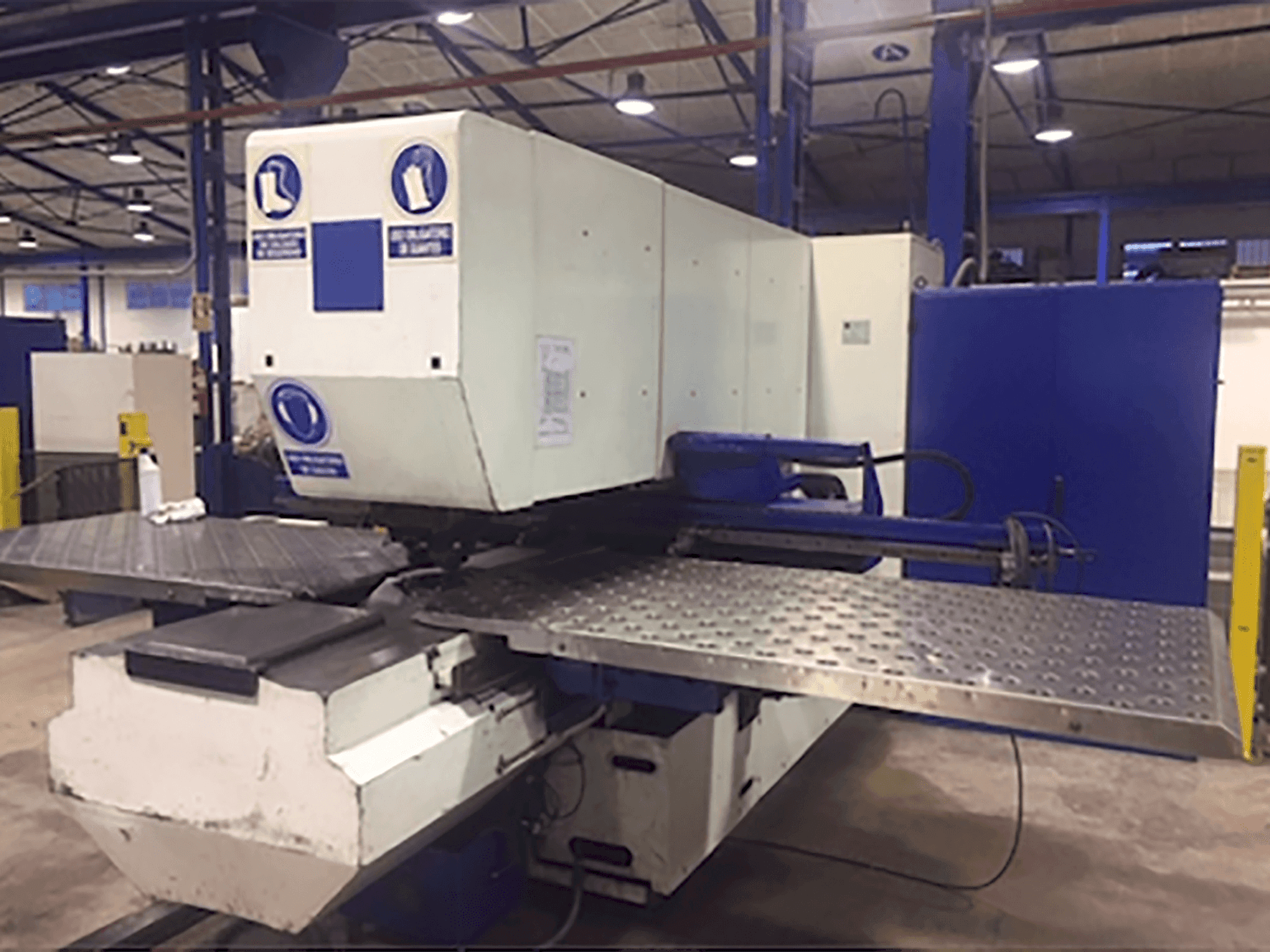 Vista frontal de la máquina Trumpf Trumatic 240R