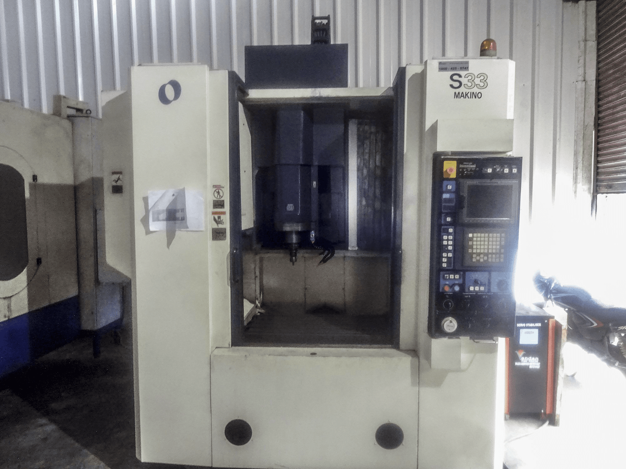Vista frontal de la máquina Makino S33