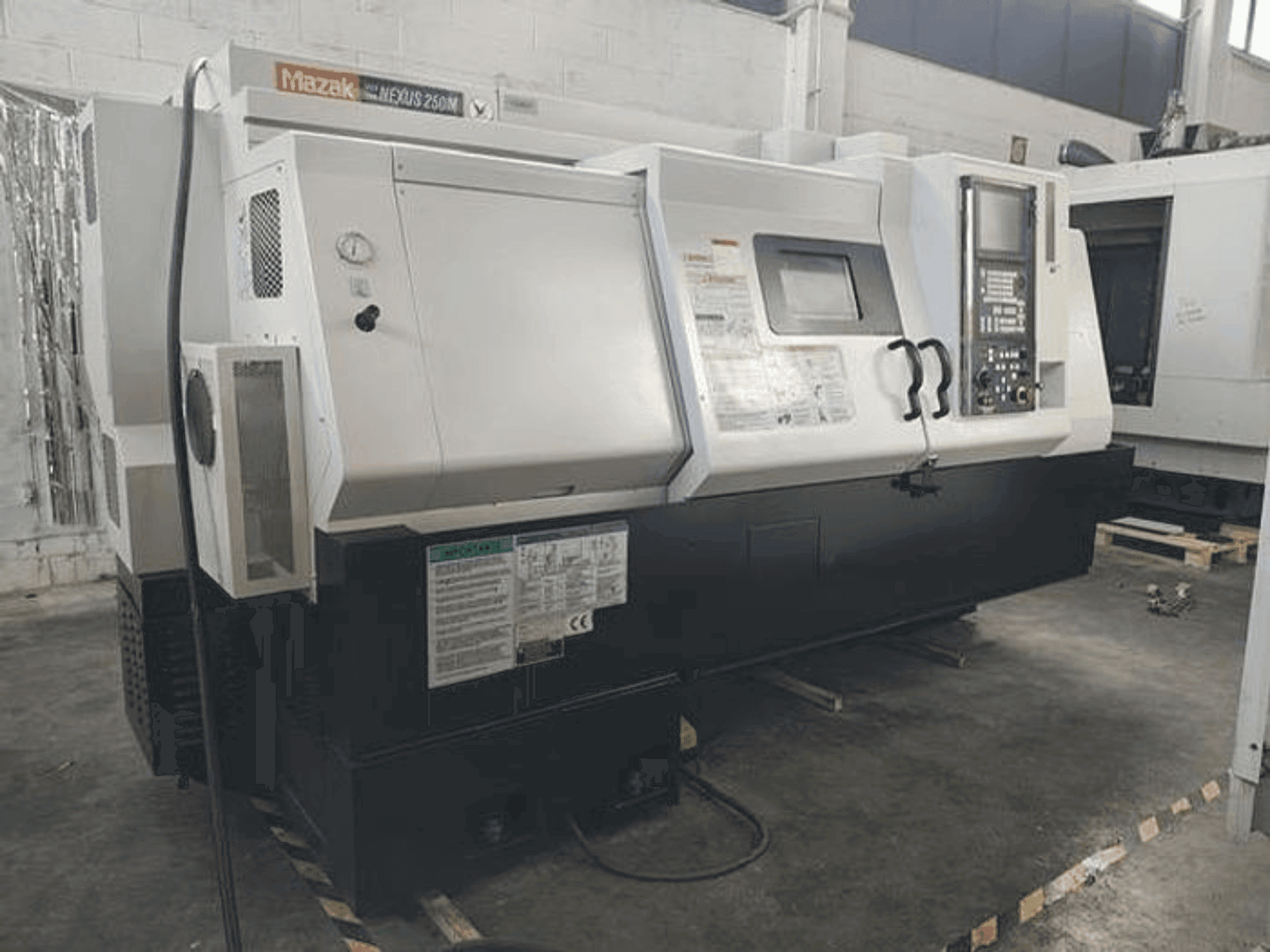 Vista frontal de la máquina Mazak QTN 250M 1000L