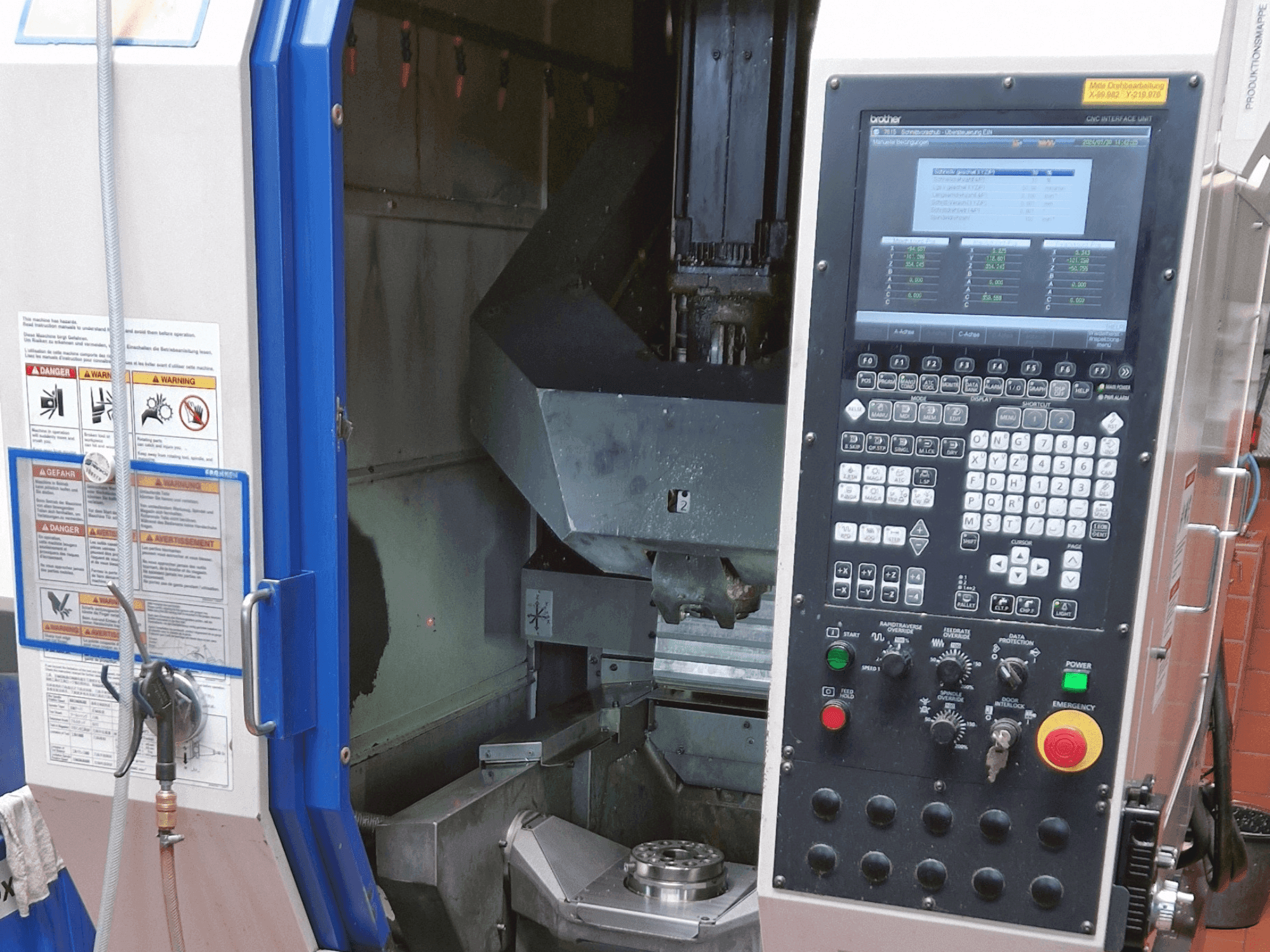 Vista frontal de la máquina Brother Speedio M140x1