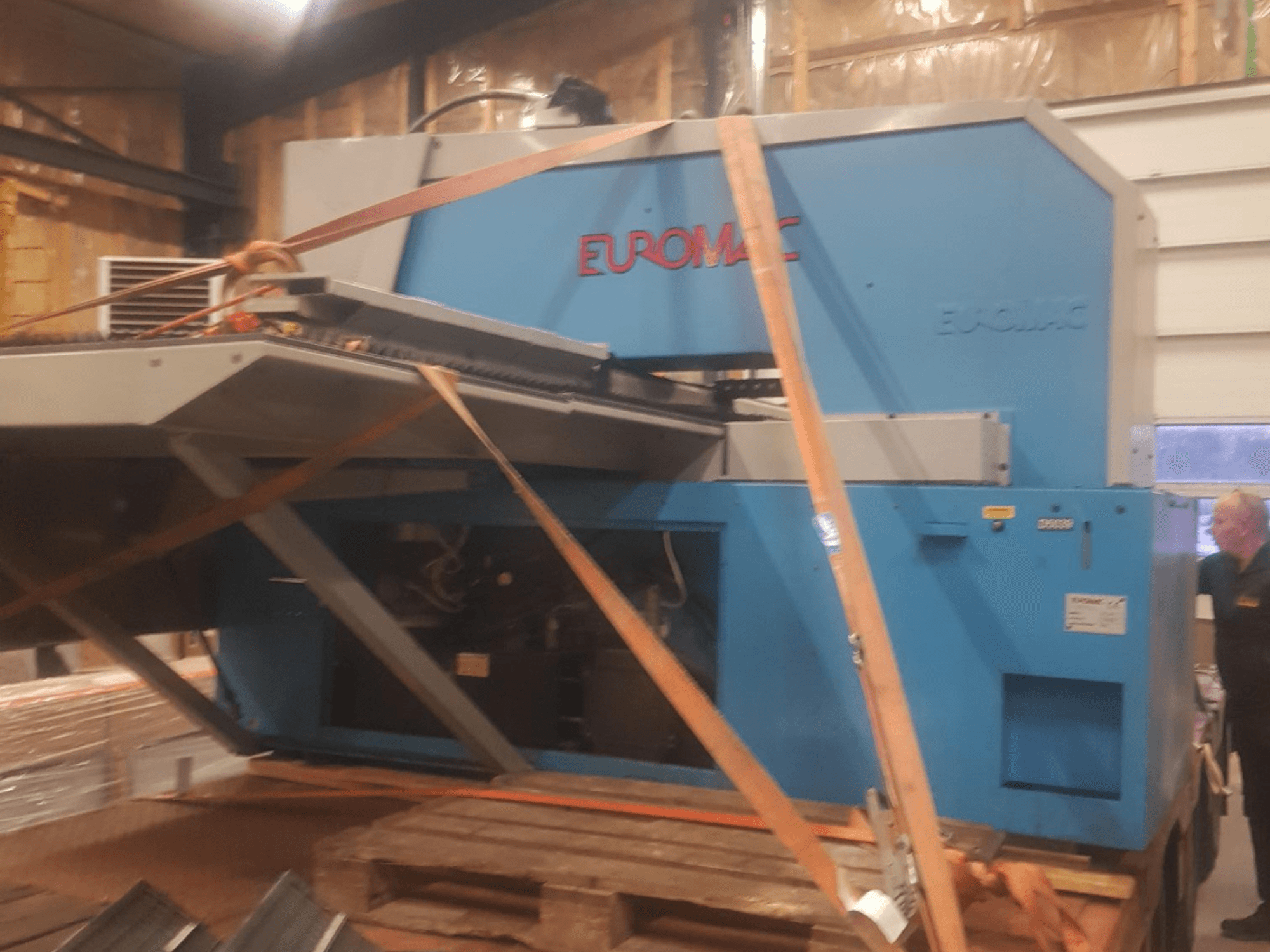 Punzonadora CNC Euromac ZX INDEX vista de lado, sujeta con correas, mostrando un acabado azul metálico.