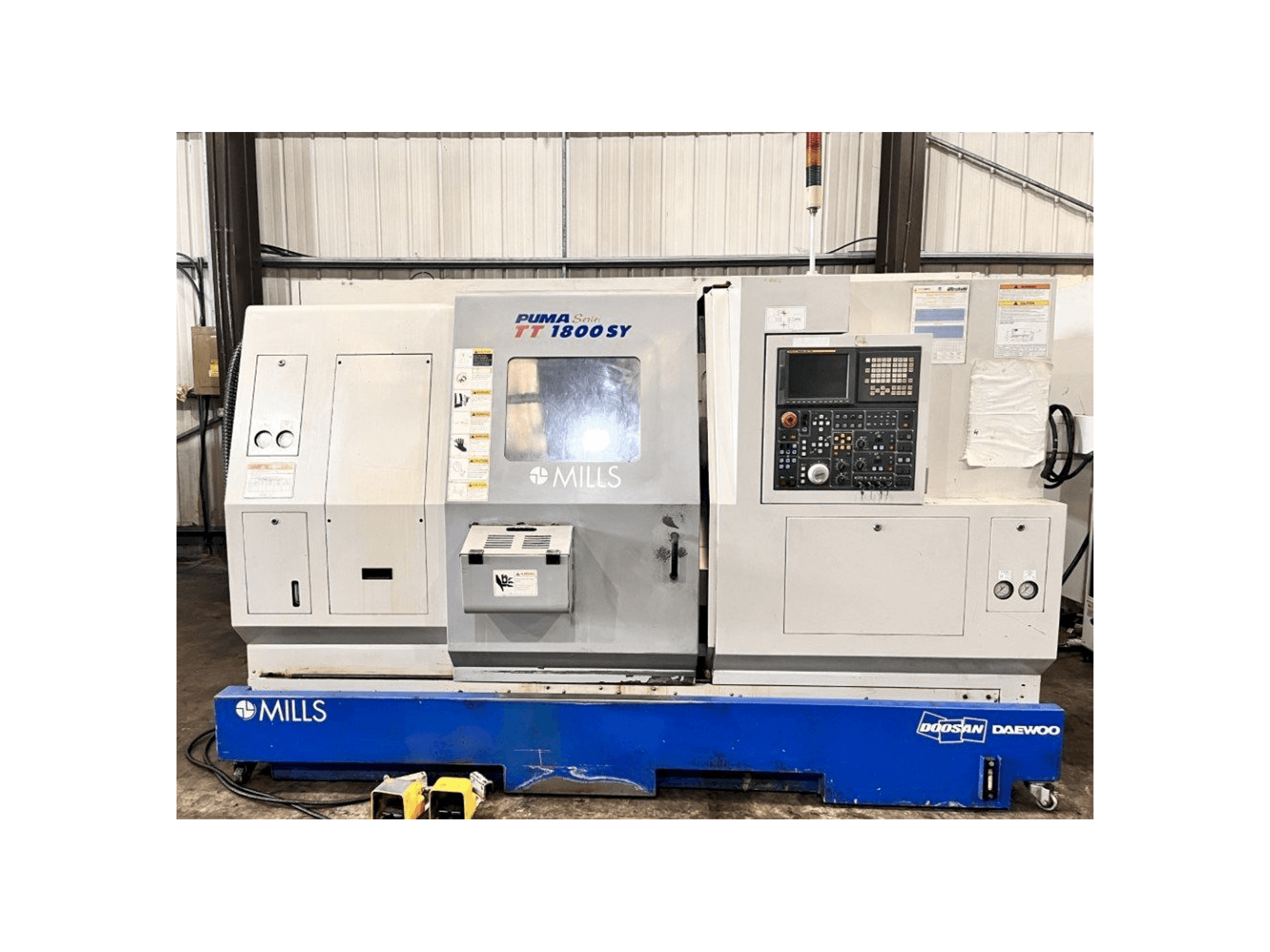 Vista frontal de la máquina Doosan TT1800SY