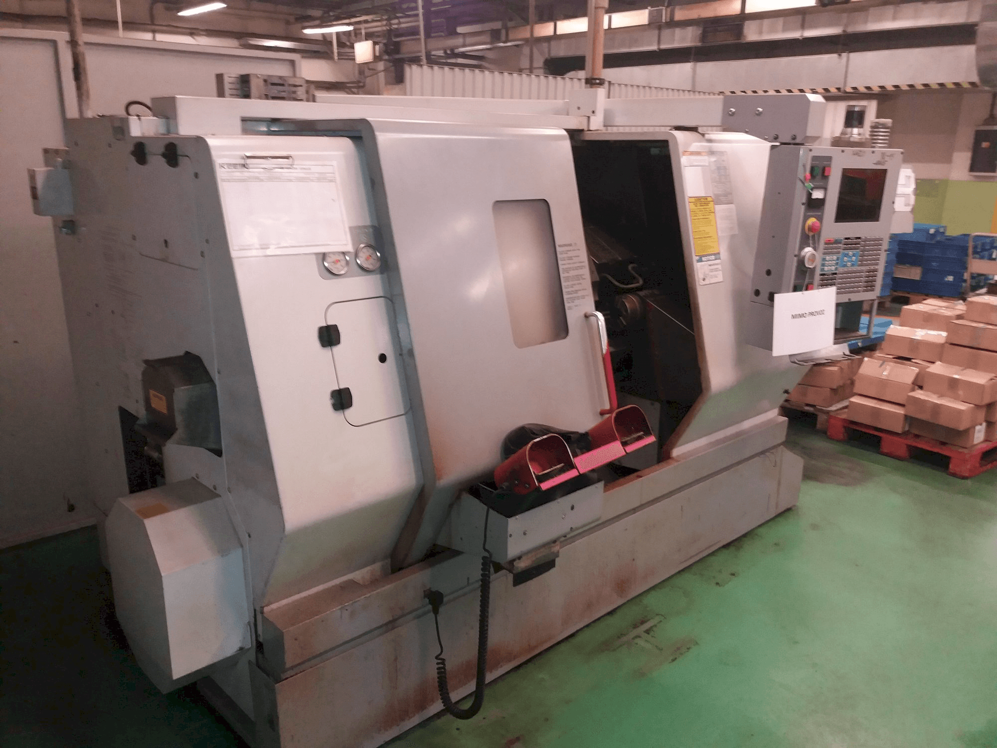 Vista frontal de la máquina HAAS TL-15HE