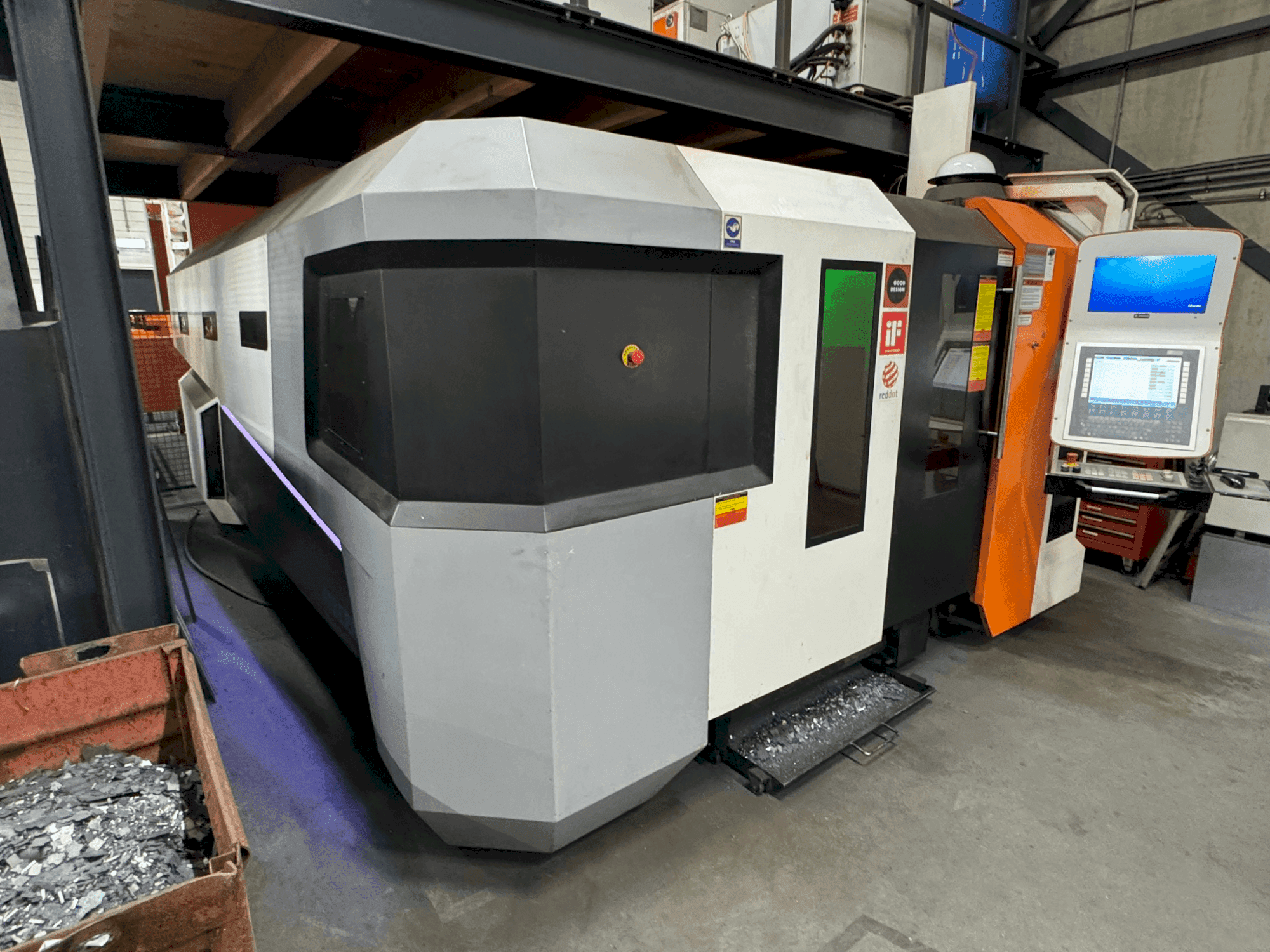 Vista frontal de la máquina ERMAKSAN Fibermak Momentum Gen-3 4,0,kW