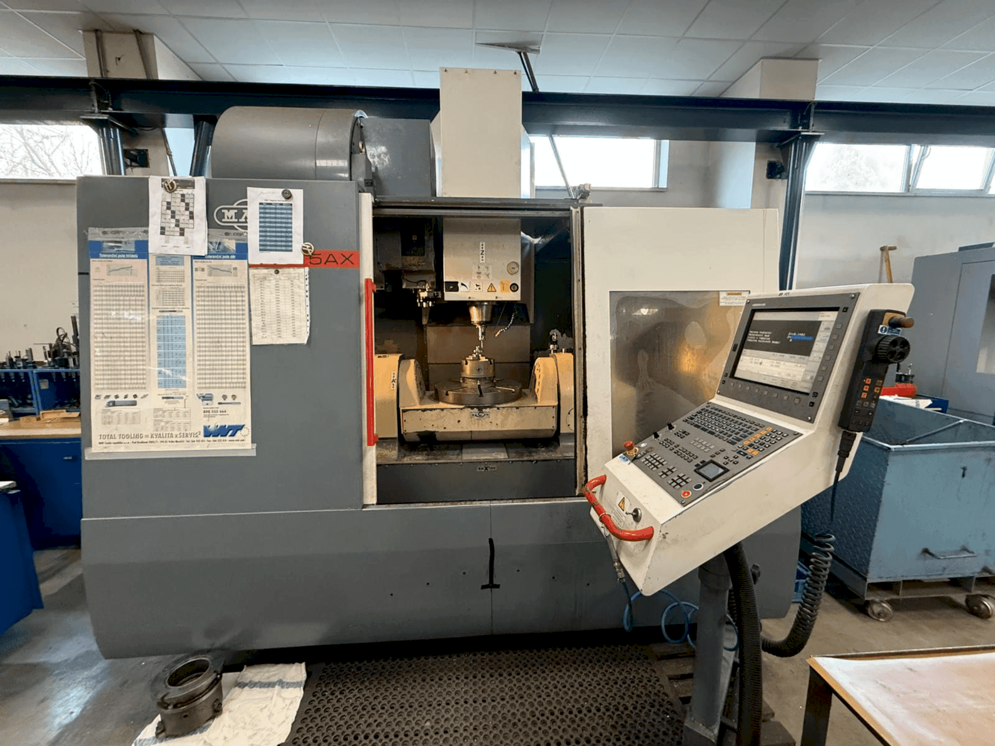 Vista frontal de la máquina KOVOSVIT MAS MCV 1000 Speed 5AX