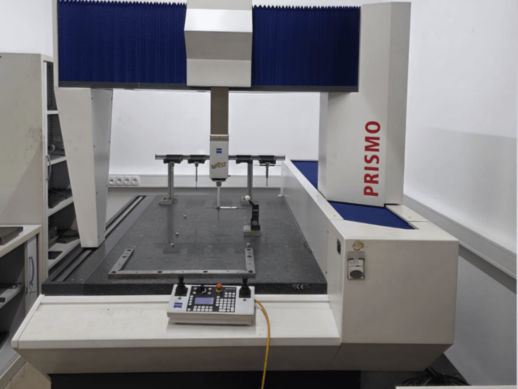 Máquina de medición por coordenadas ZEISS PRISMO 700 en vista frontal, con sonda y panel de control sobre una base de granito.