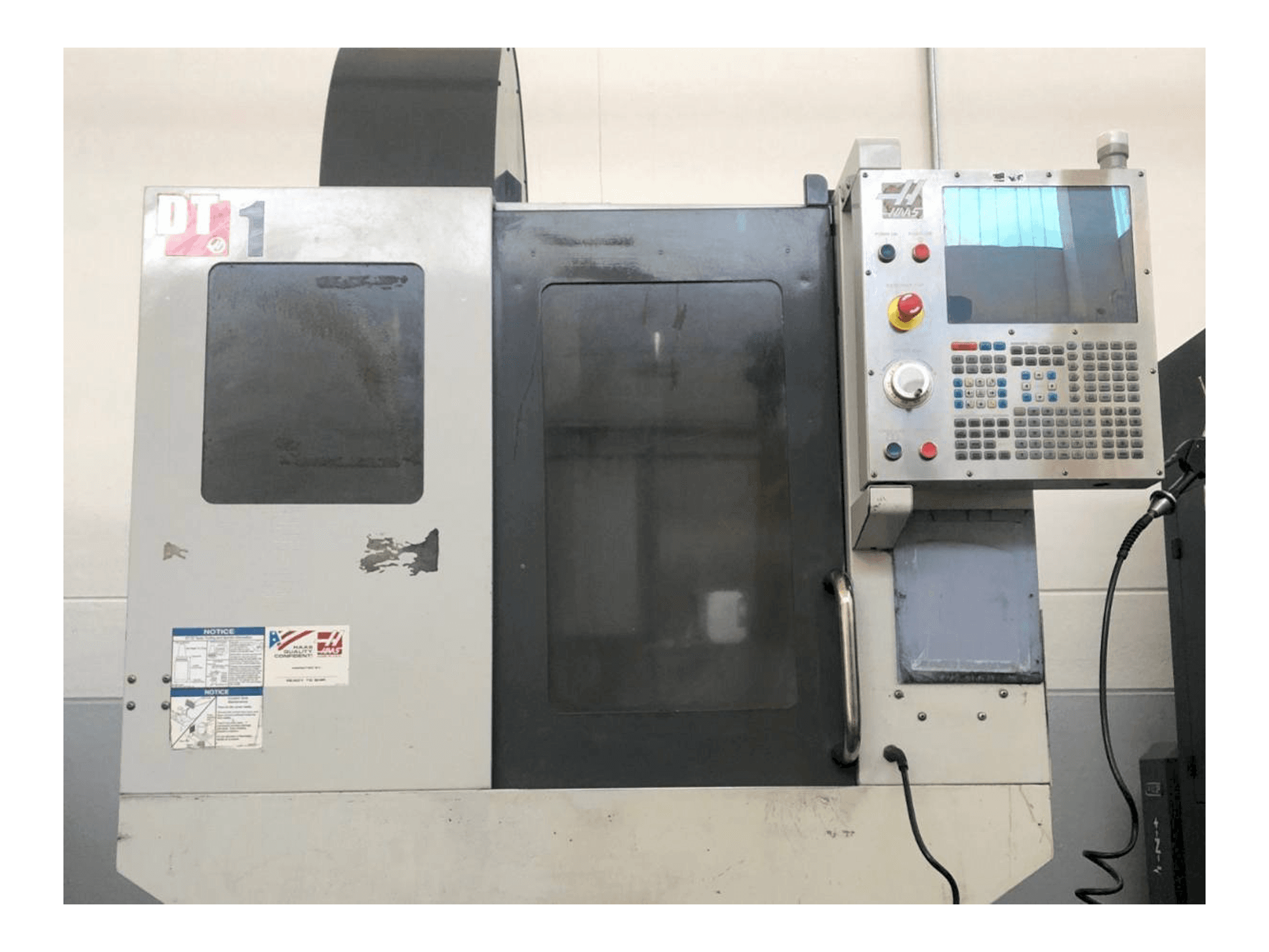 Vista frontal de la máquina HAAS DT1