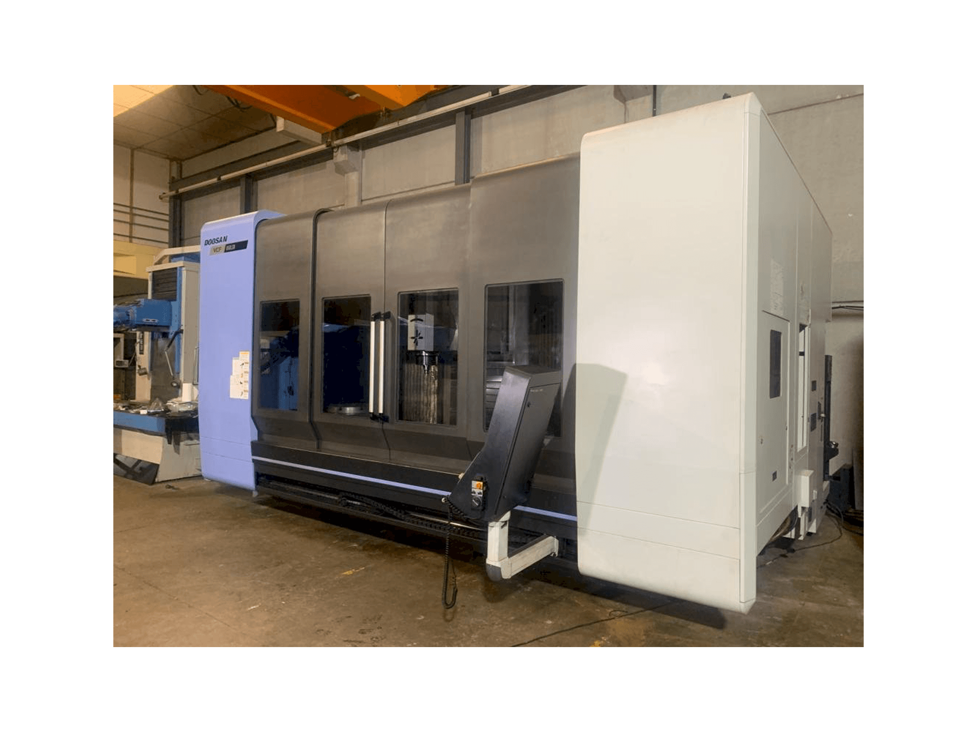 Vista frontal de la máquina Doosan VCF 850 LSR