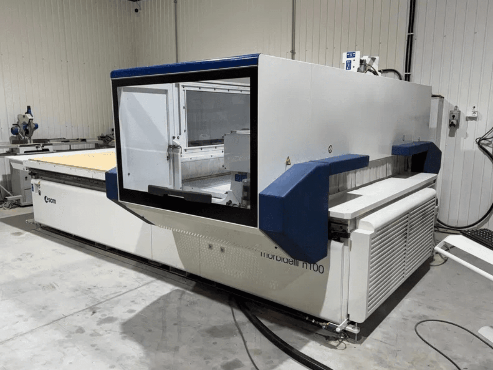 Centro de mecanizado CNC SCM Morbidelli N100, vista frontal que muestra su amplio espacio de trabajo y la interfaz de control.