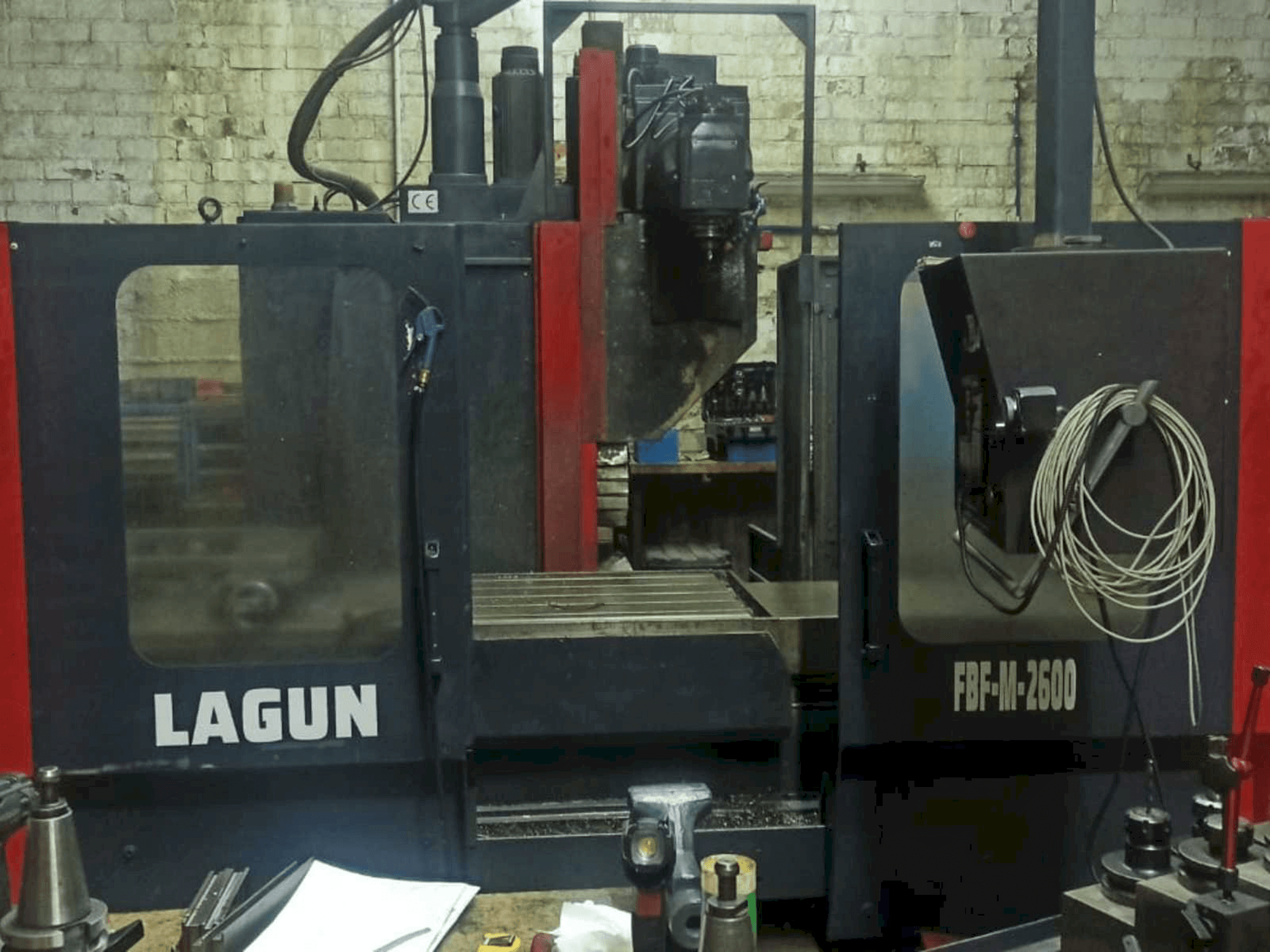 Vista frontal de la máquina LAGUN FBF-M-2600