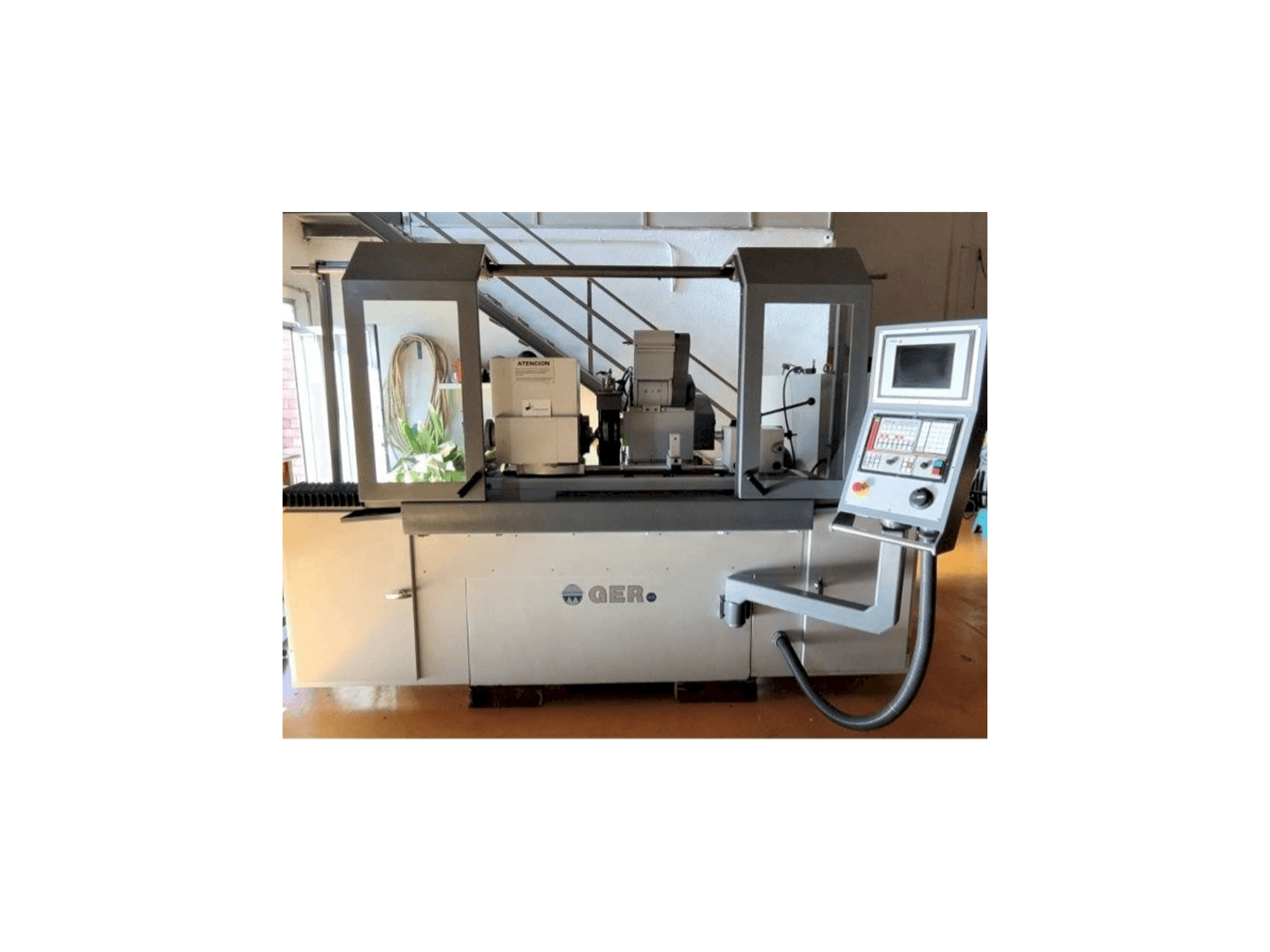 Vista frontal de la máquina GER C-500 CNC
