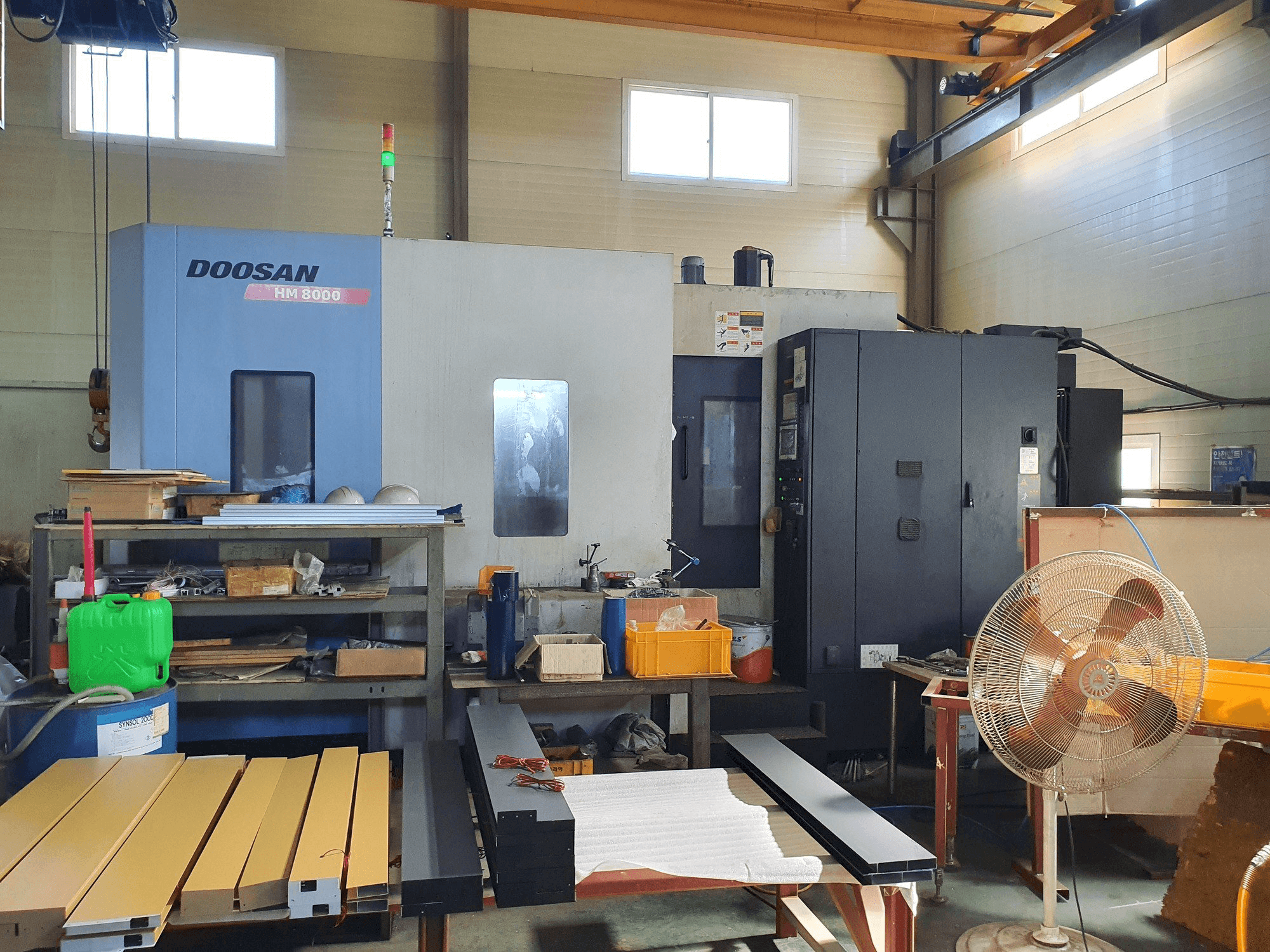 Vista frontal de la máquina Doosan HM8000