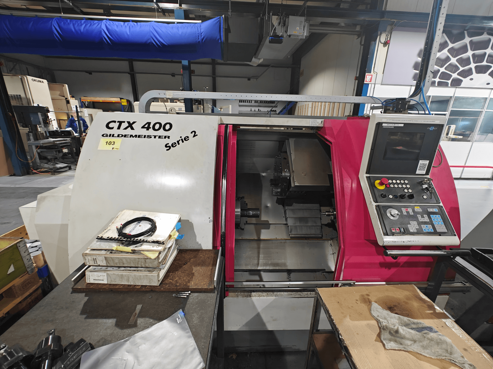 Torno CTX 400 Gildemeister mostrado de frente, con panel de control con botones, pantalla y espacio de trabajo.