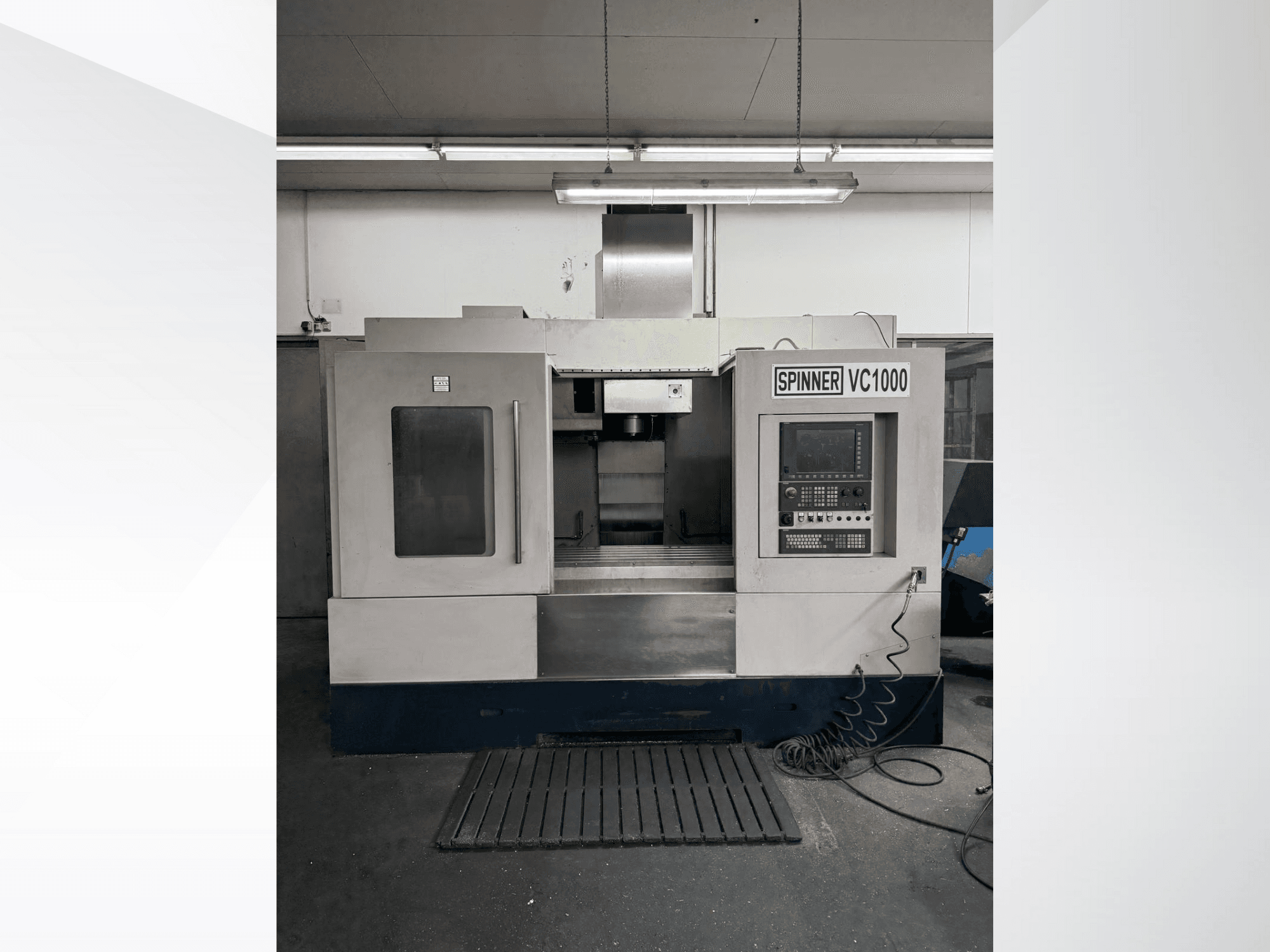 Centro de mecanizado Spinner VC1000 en vista frontal, con panel de control y amplia zona de trabajo con acabado gris.