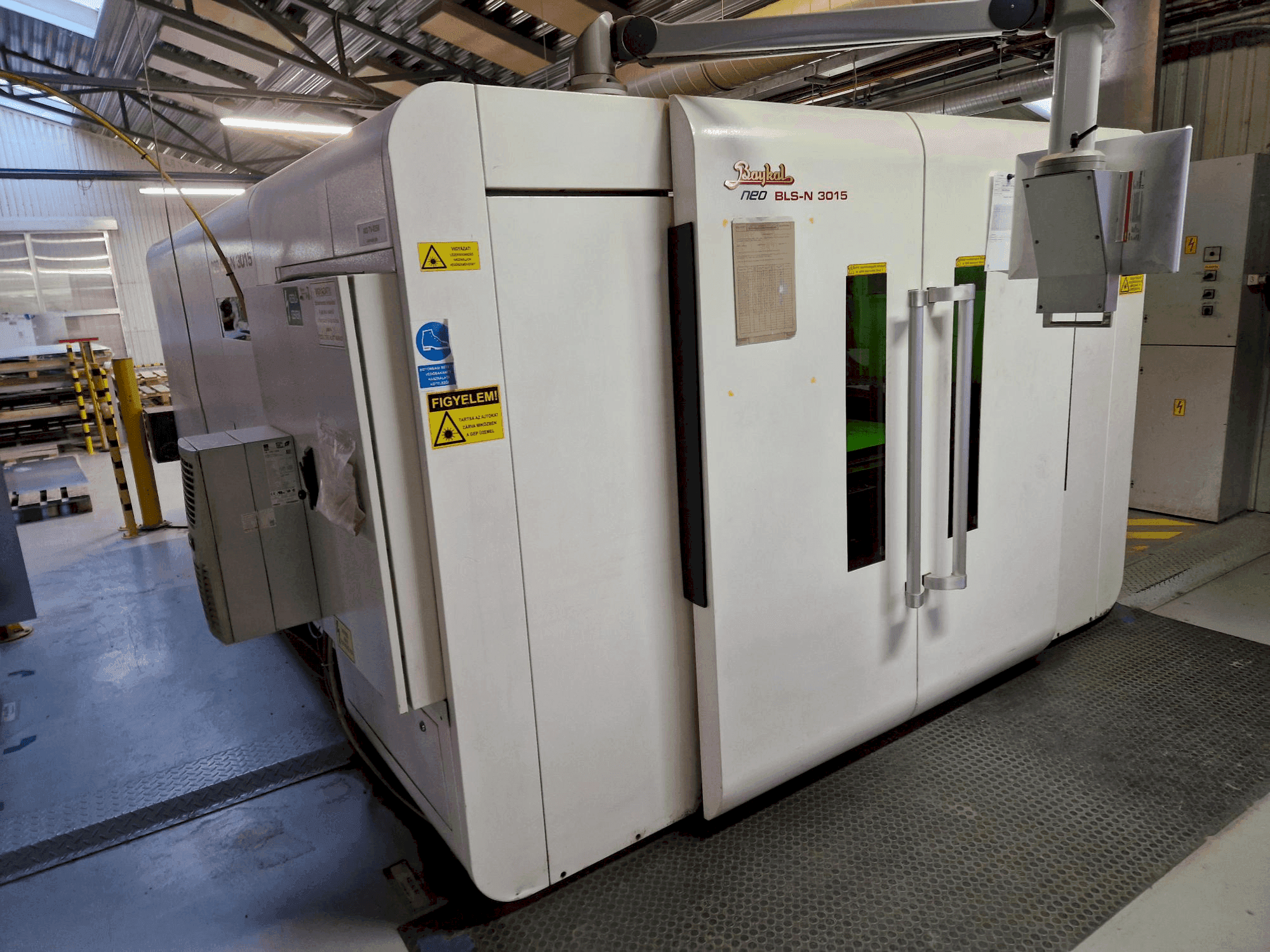 Vista frontal de la máquina Baykal BLS-N 3015