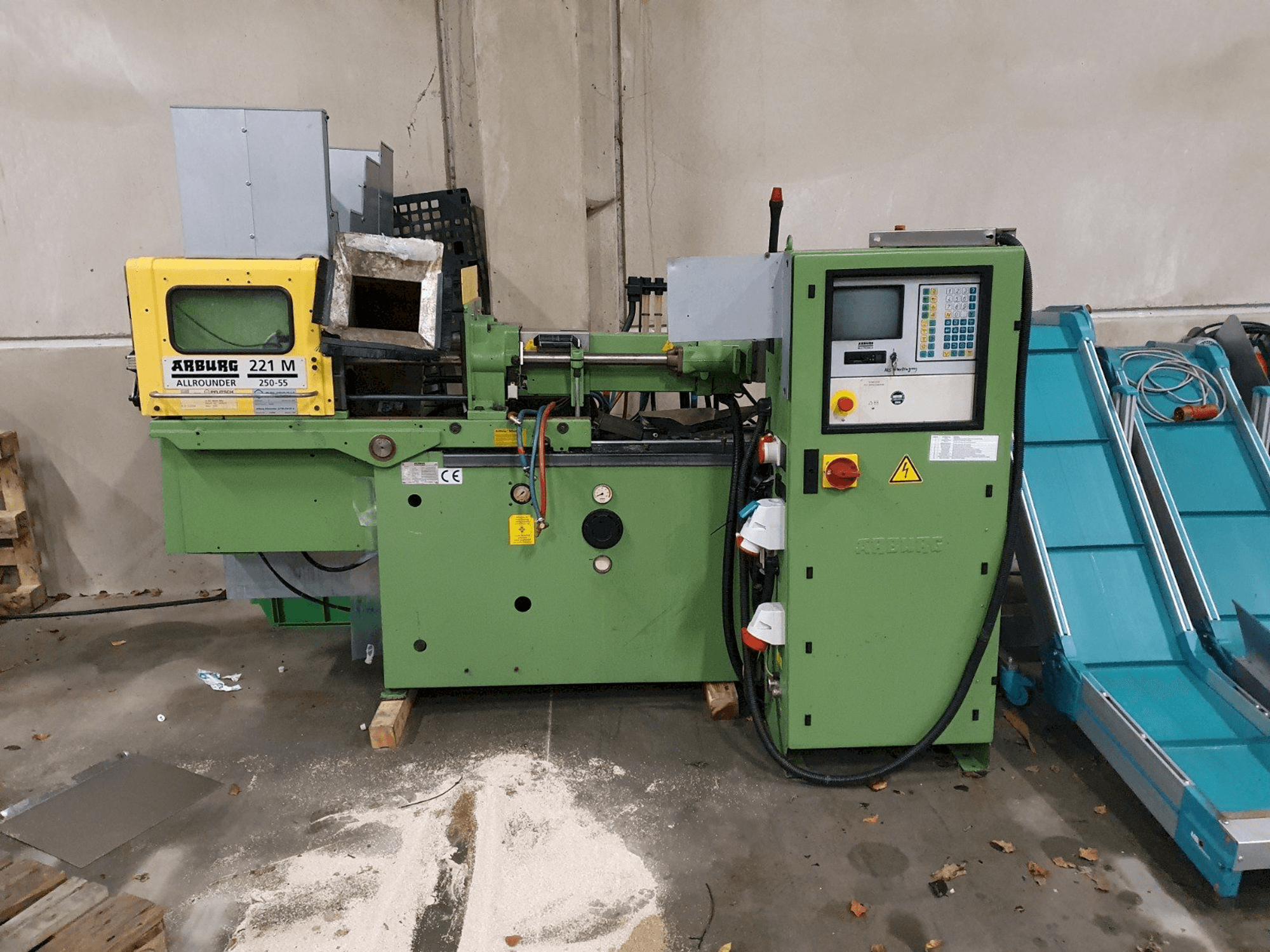 Vista frontal de la máquina Arburg Allrounder 221 M 250-55