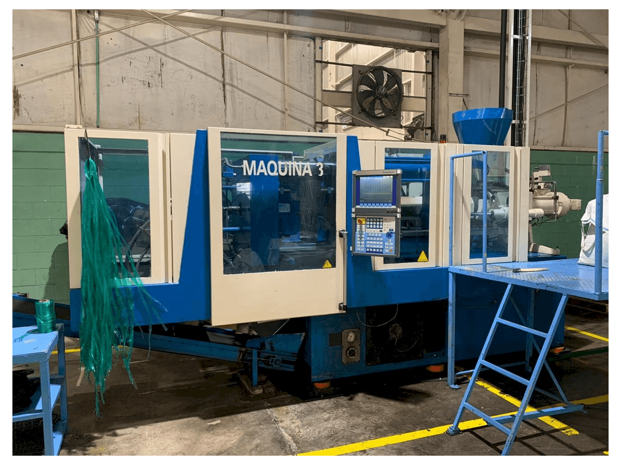 Vista frontal de la máquina Krauss Maffei 160/750 CX