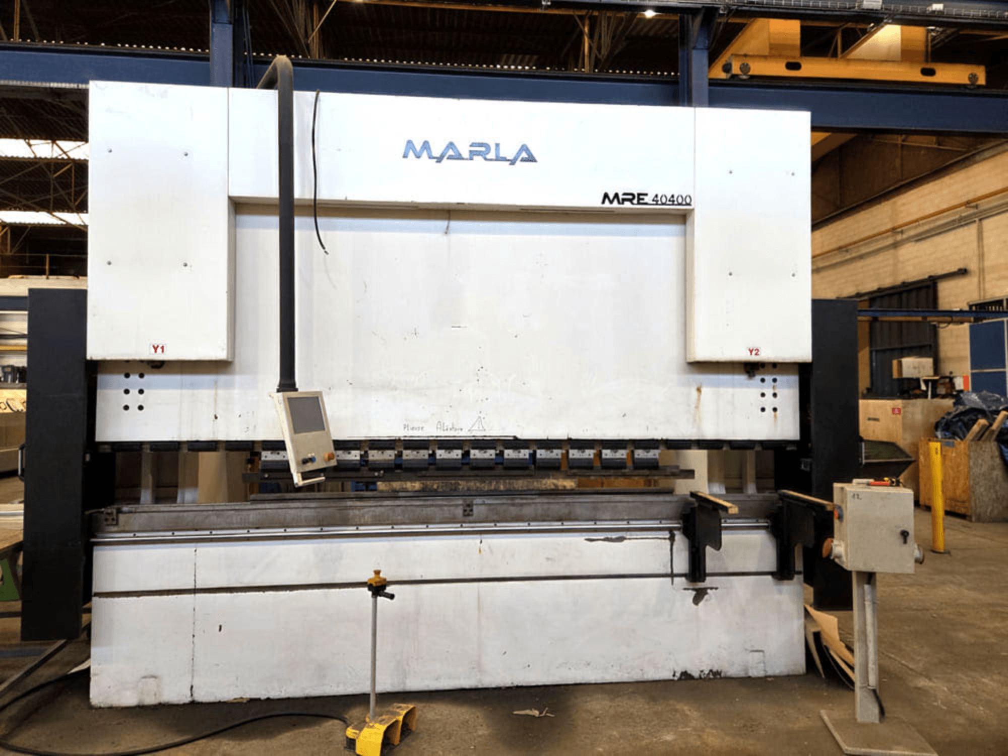 Vista frontal de la prensa plegadora MARLA MRE.40400, en la que se aprecian el panel de control, el sistema hidráulico y la zona de trabajo.