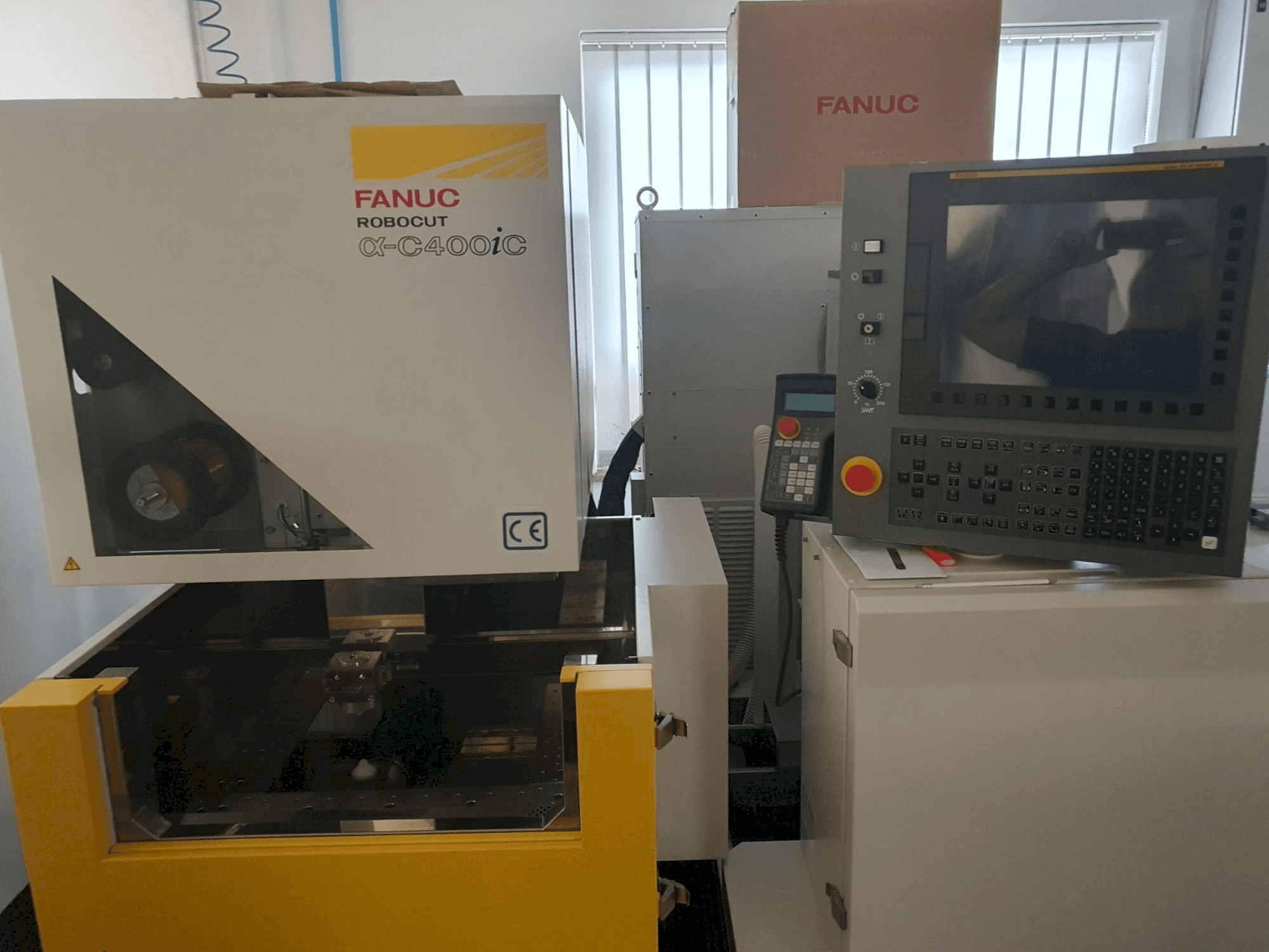 Vista frontal de la máquina FANUC Robocut C400iC