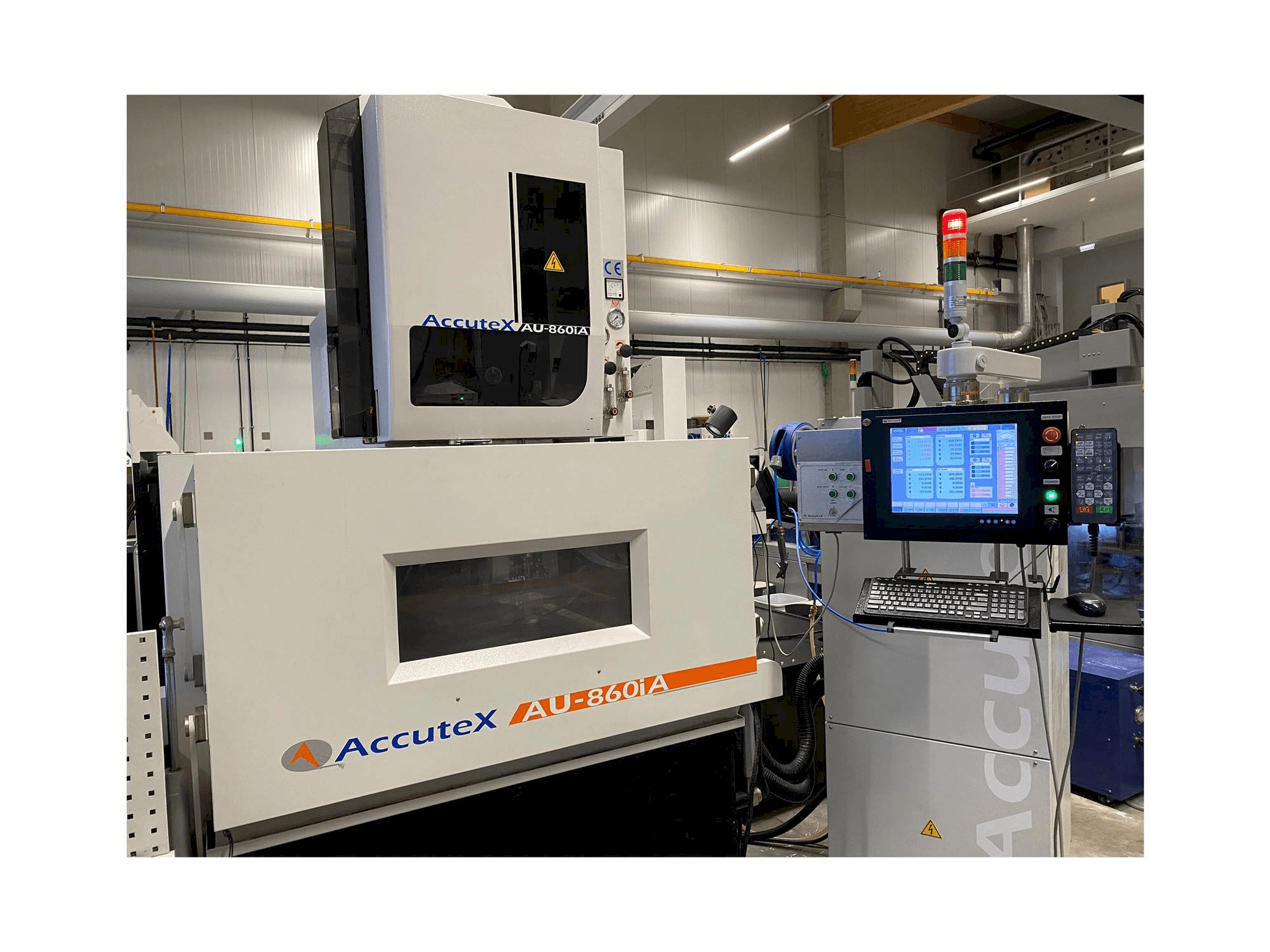 Vista frontal de la máquina AccuteX AU-860iA