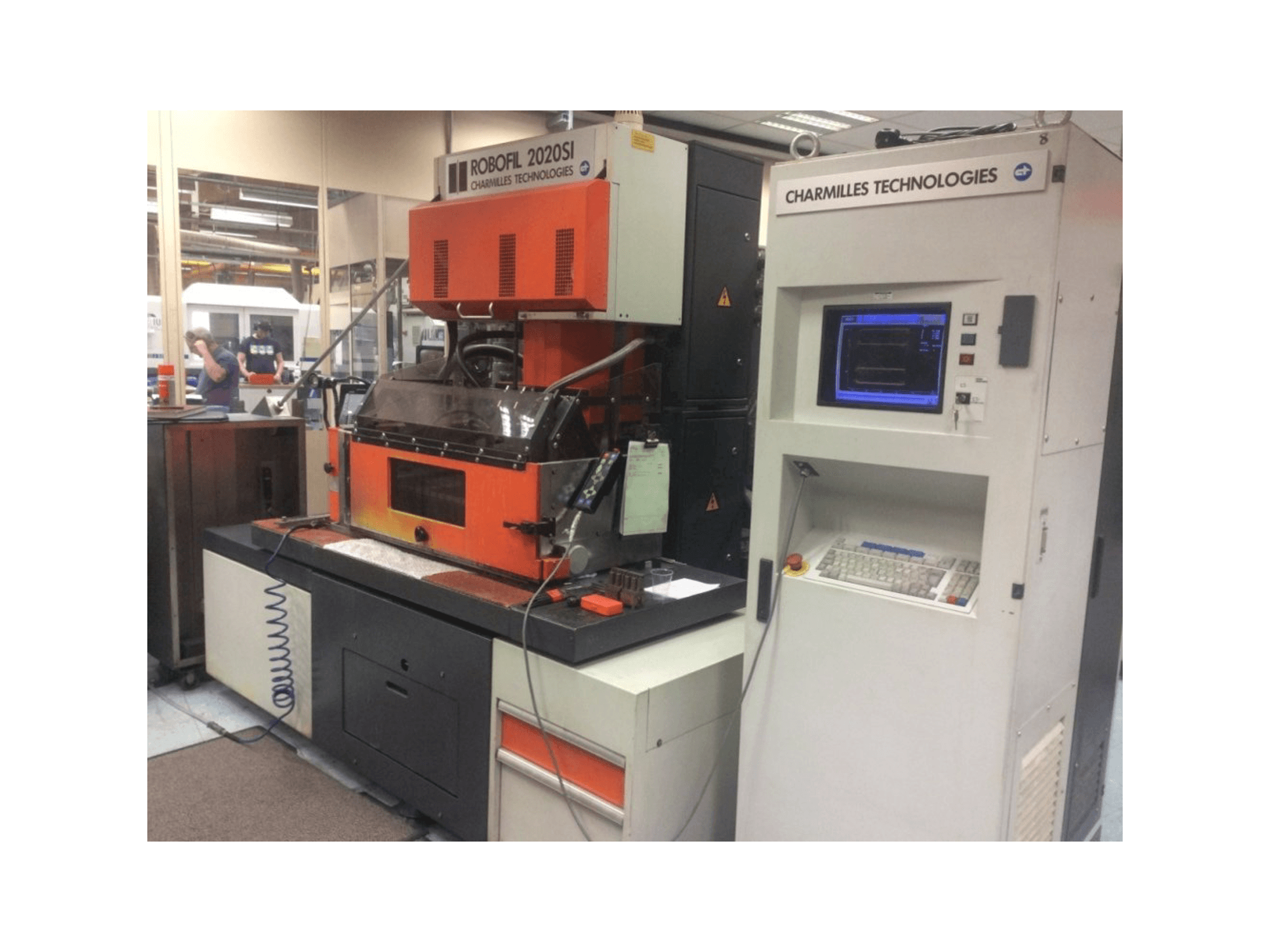 Vista frontal de la máquina CHARMILLES Robofil 2020 SI
