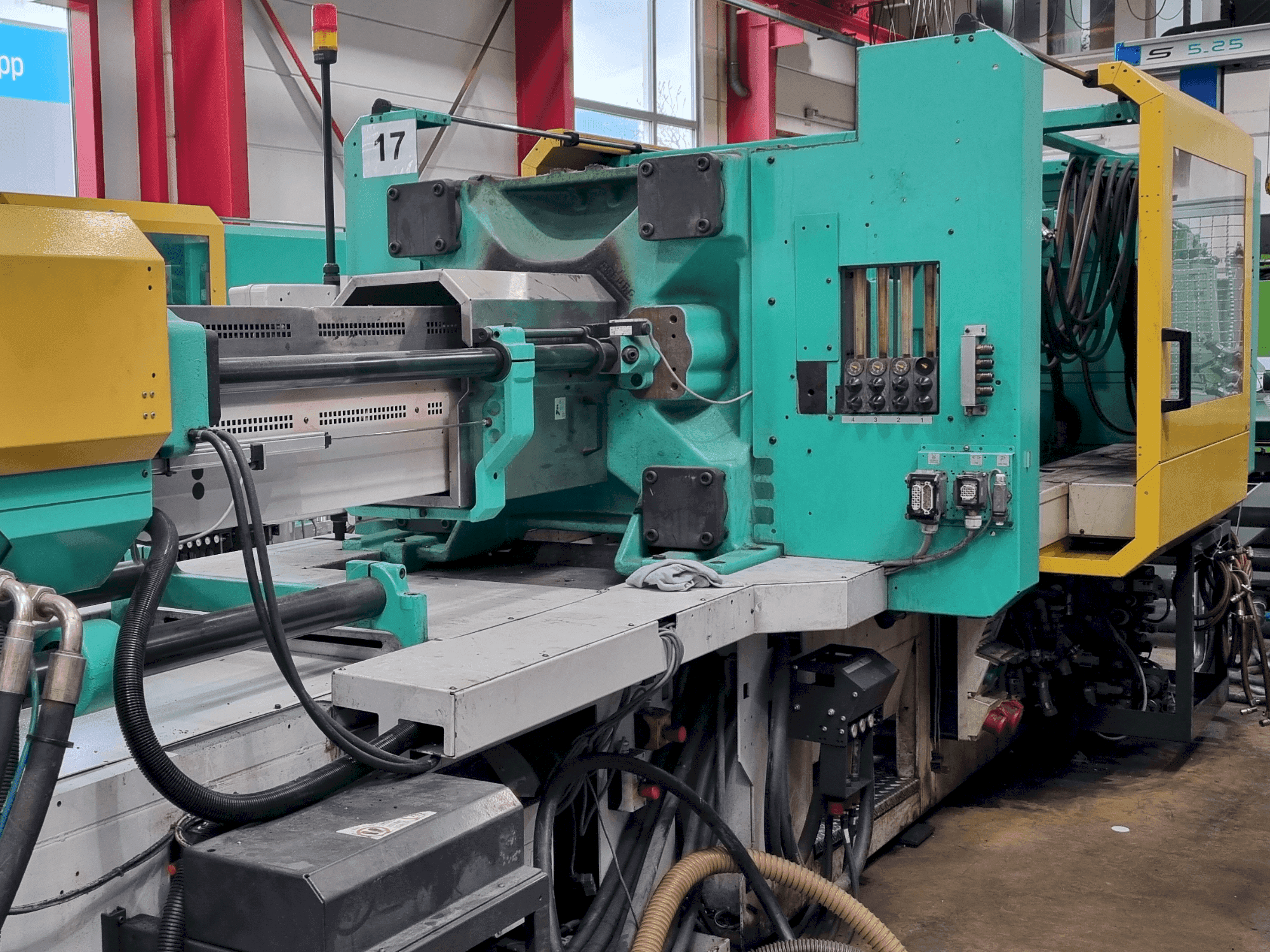 Vista frontal de la máquina Arburg 630 S 2500-1300 ECO