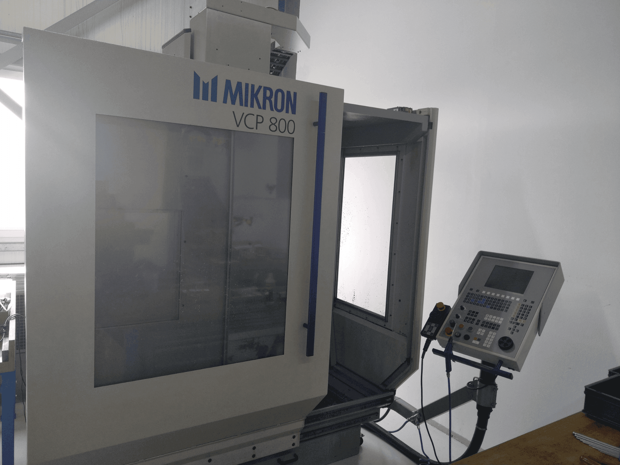 Vista frontal de la máquina MIKRON VCP 800