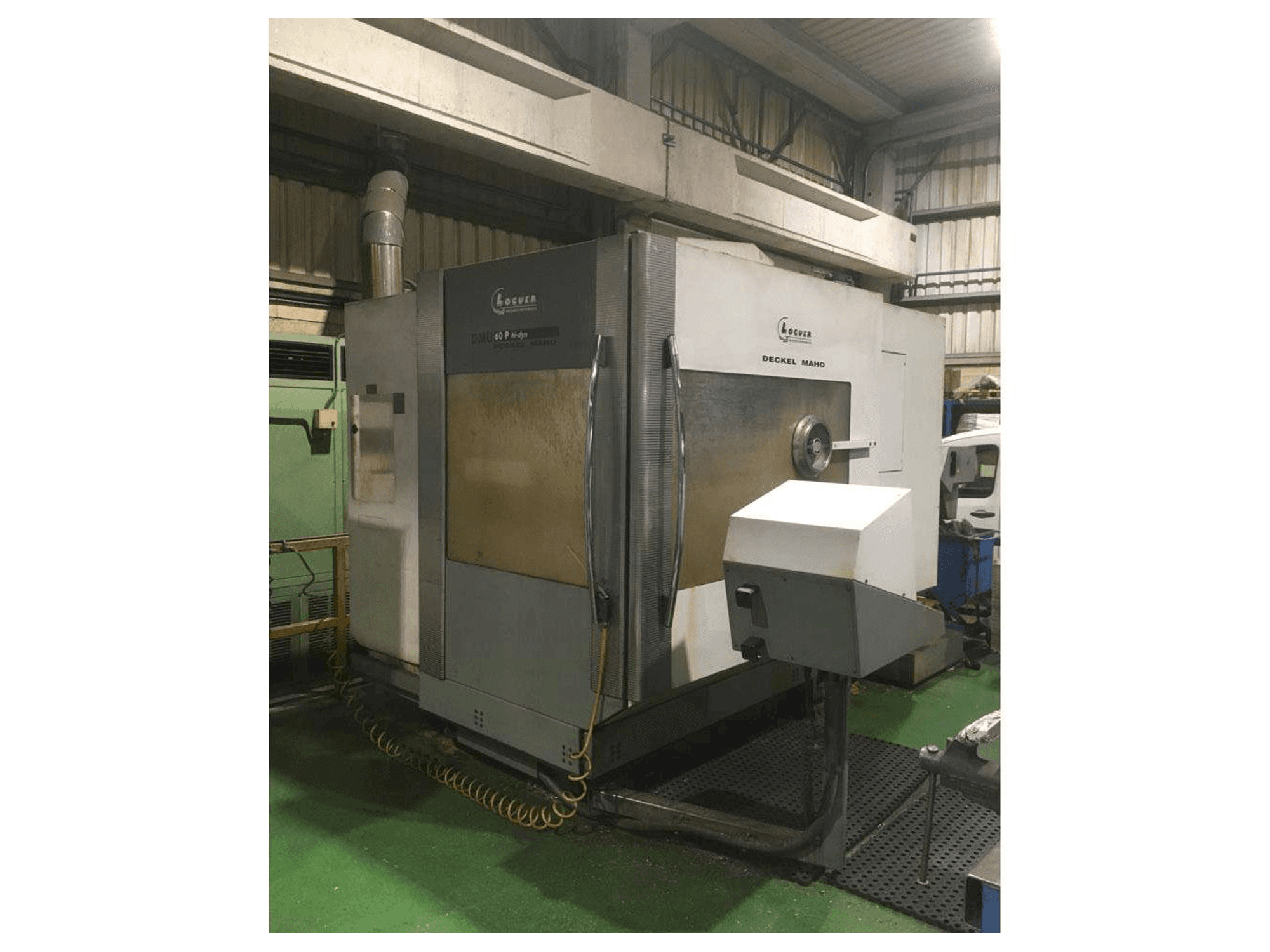 Vista frontal de la máquina DECKEL MAHO DMU 60P hi-dyn