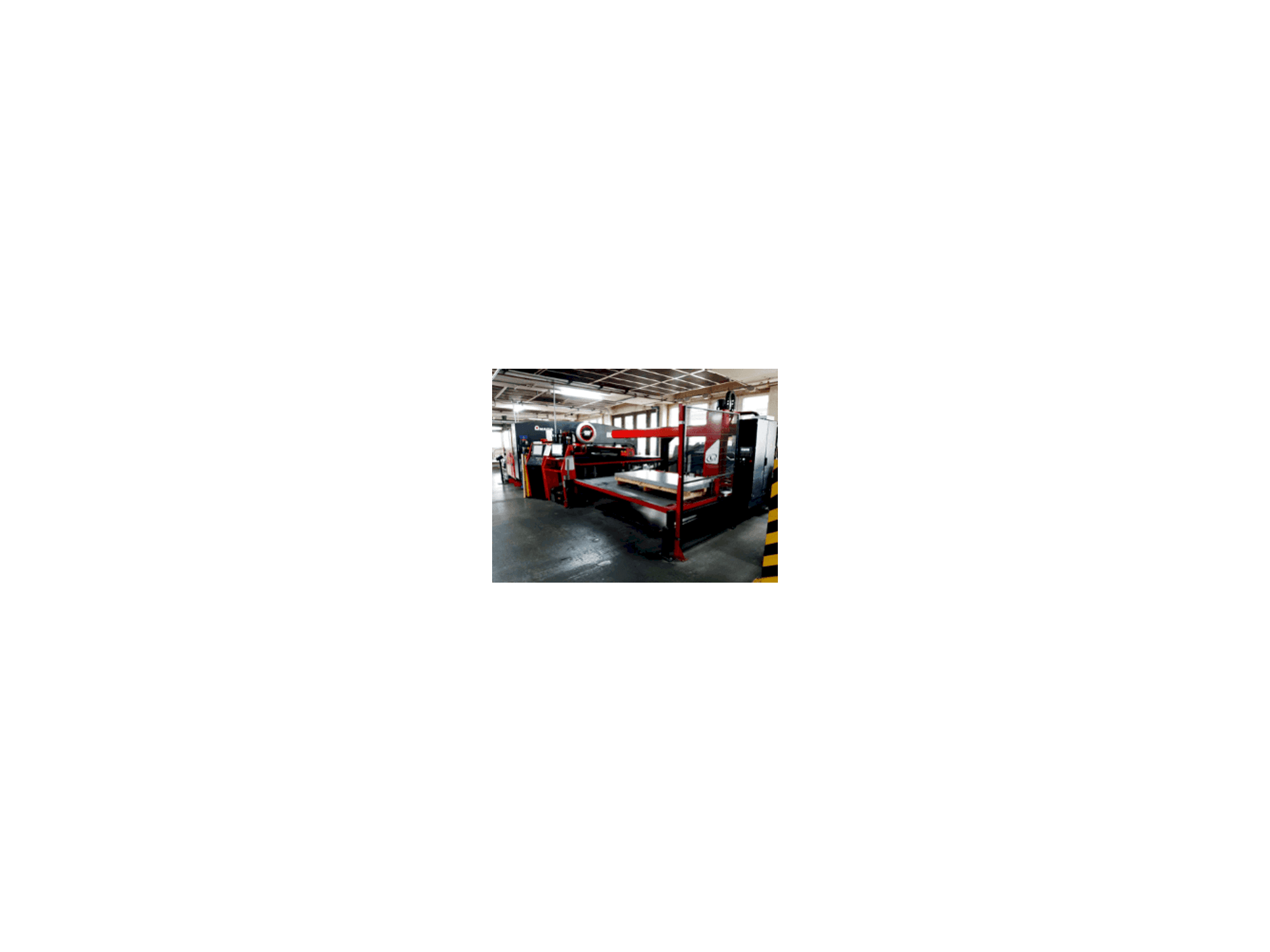 Vista frontal de la máquina AMADA EMK 3610NT