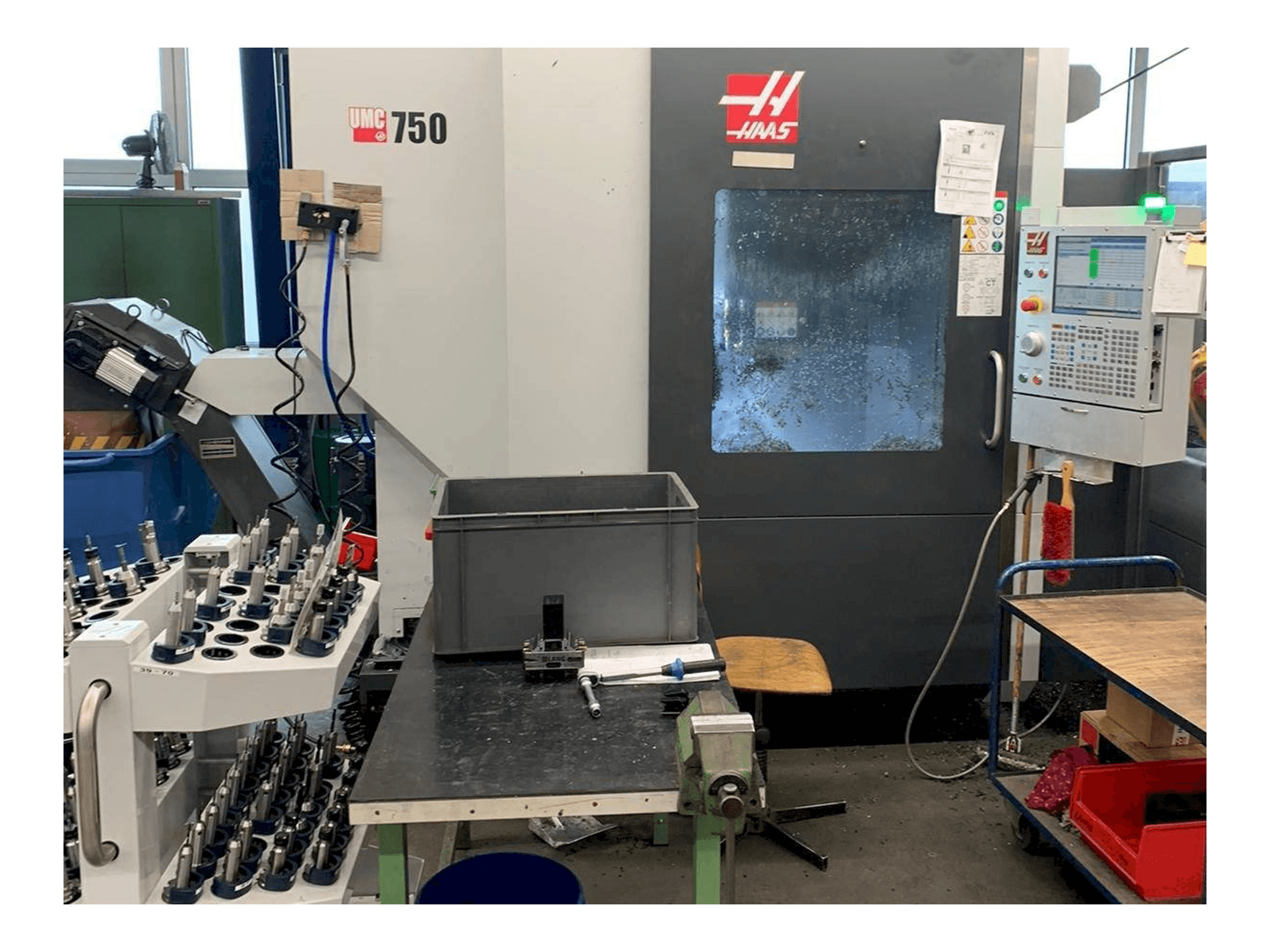 Vista frontal de la máquina HAAS UMC - 750