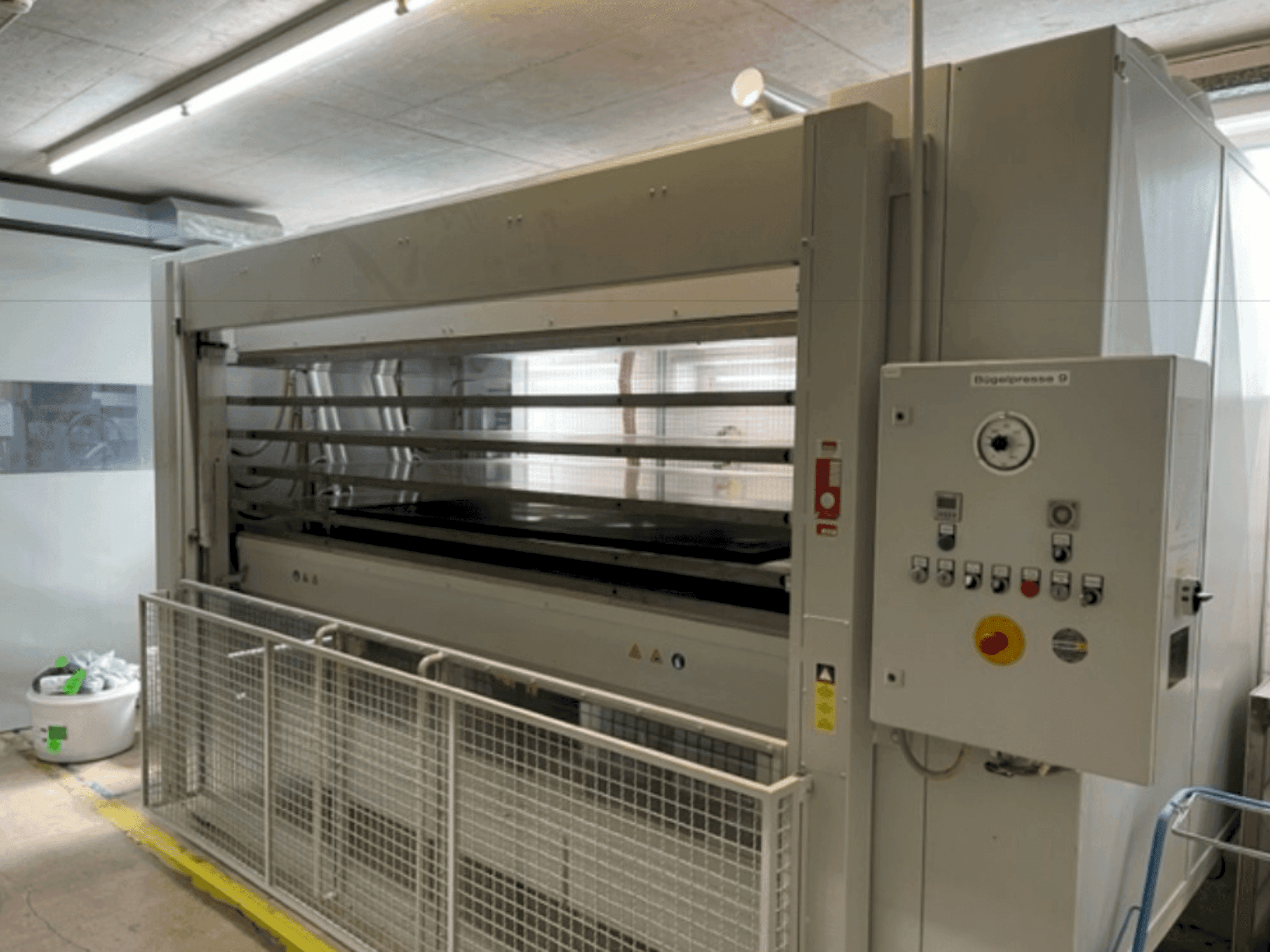 Vista frontal de la máquina LANGZAUNER LZT 80 /5-SO