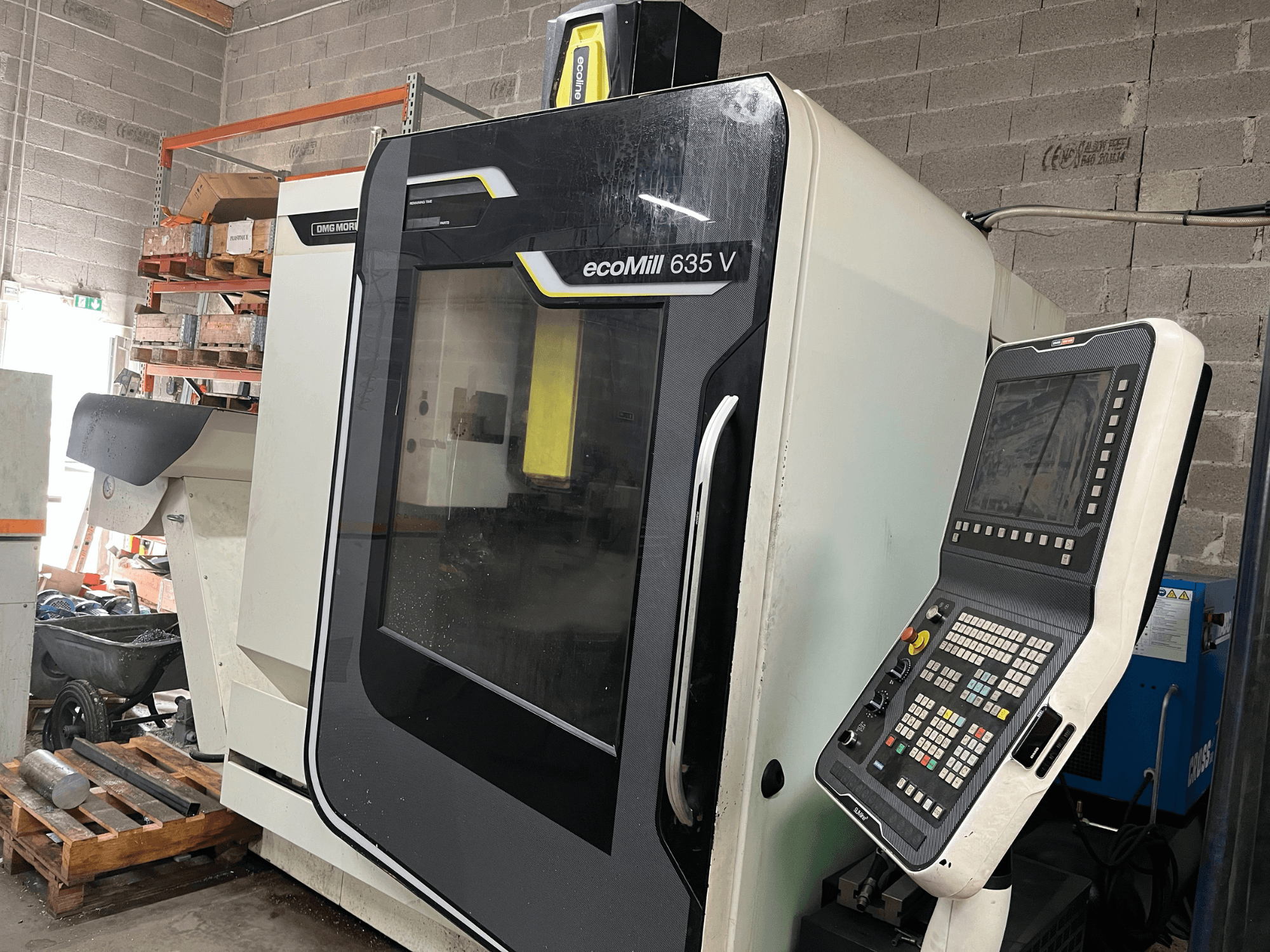 Fresadora CNC EcoMill 635 V, vista frontal, dispone de panel de control con botones, situada en espacio de trabajo industrial.