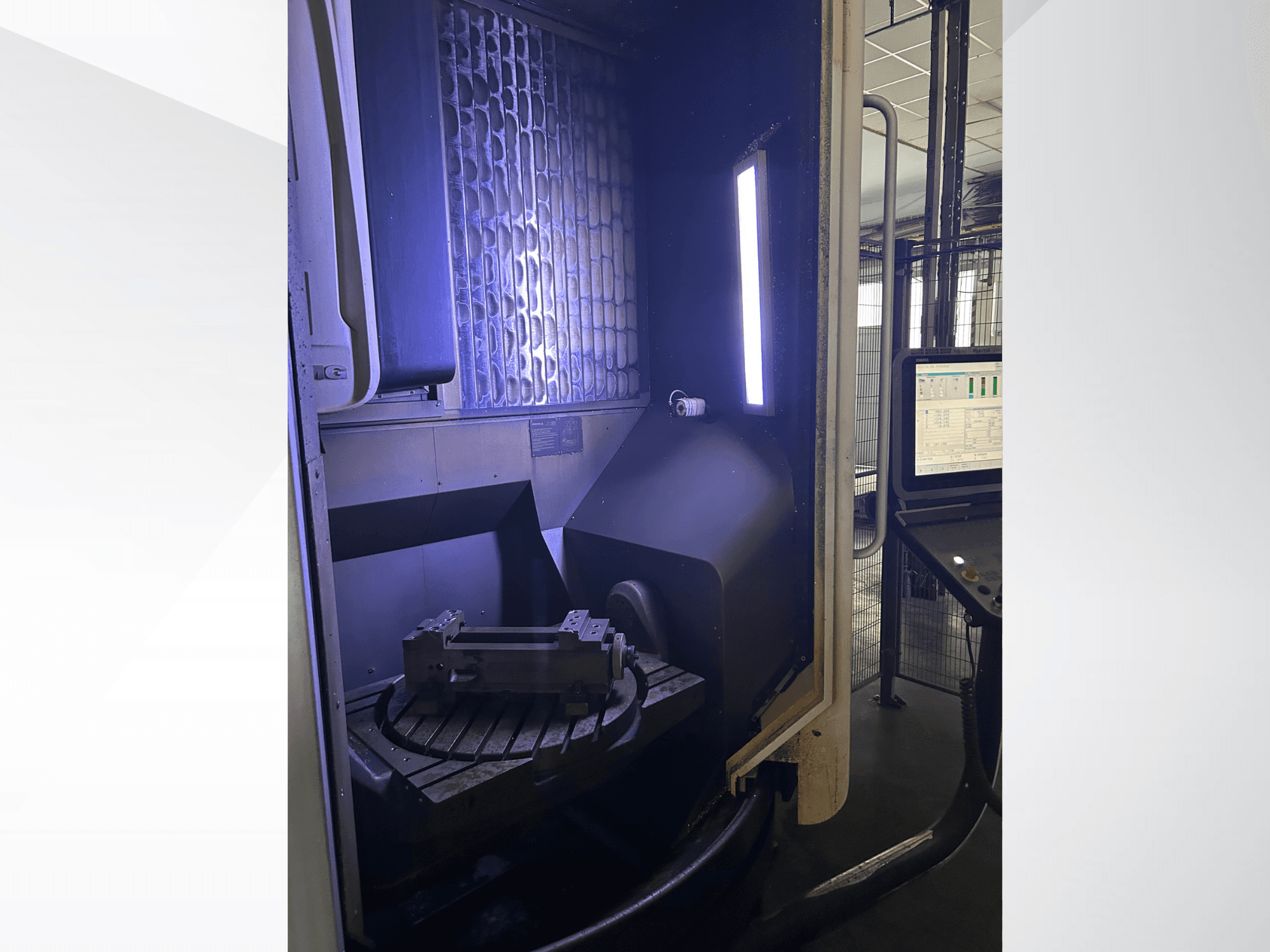 Centro de mecanizado vertical DMG MORI DMU 65 MonoBlock, vista frontal en la que se aprecia la mesa giratoria con la pieza de trabajo y el panel de control.