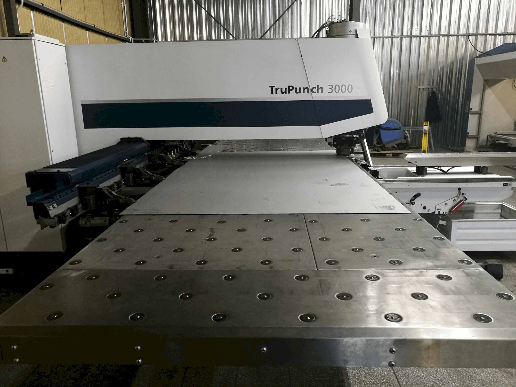 Vista lateral izquierda de la máquina Trumpf TruPunch 3000