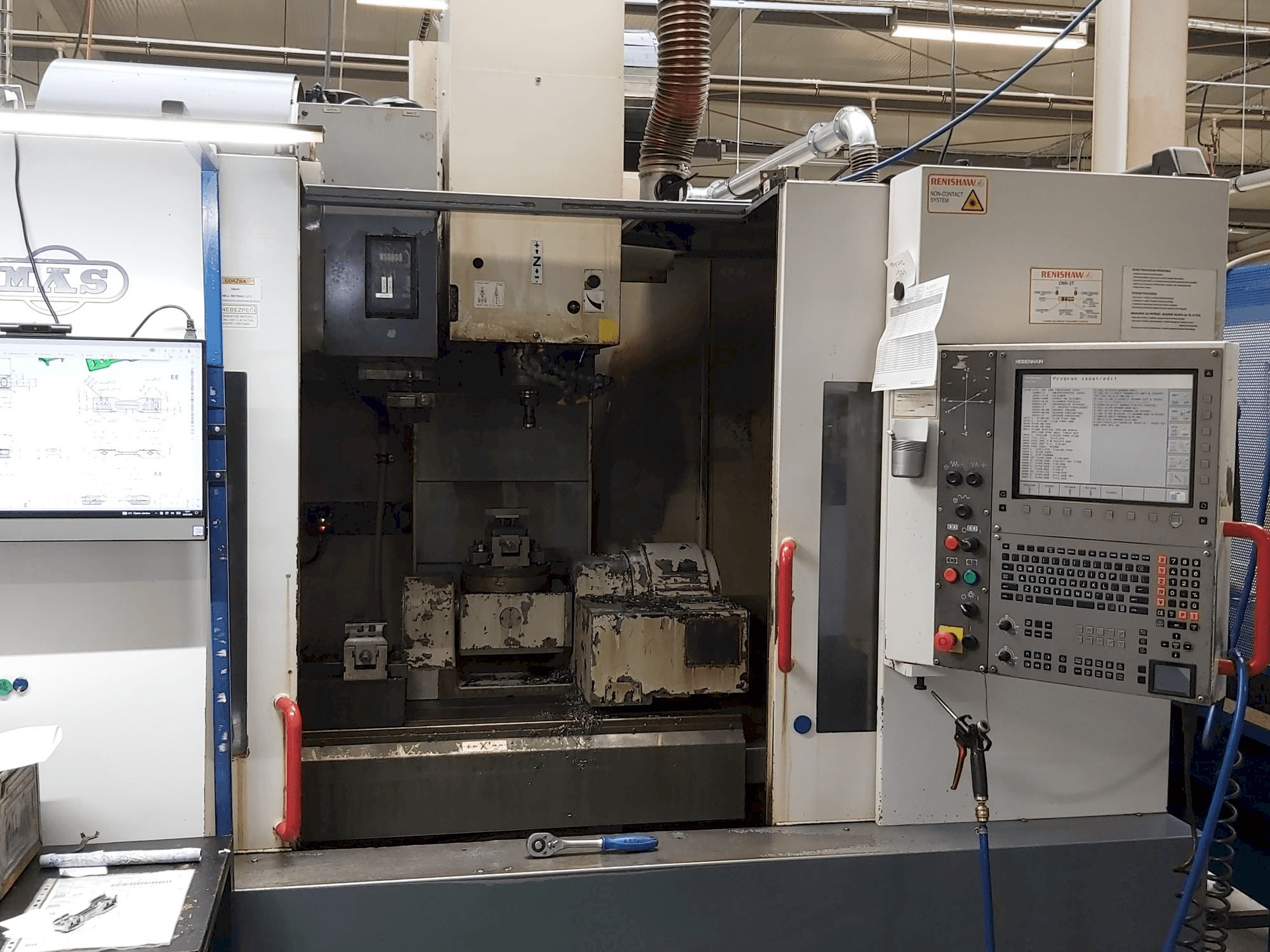 Vista frontal de la máquina KOVOSVIT MAS MCV 1016 Quick