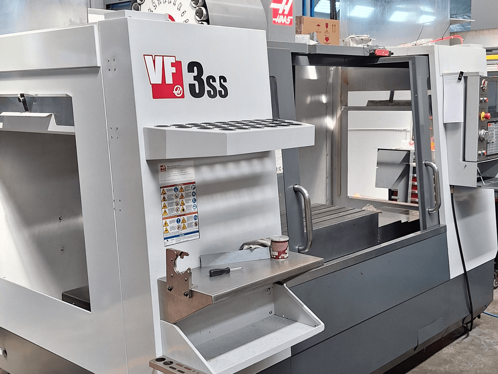 Centro de mecanizado vertical Haas VF-3SS, vista frontal, mostrando el panel de control, el portaherramientas y la zona de trabajo.