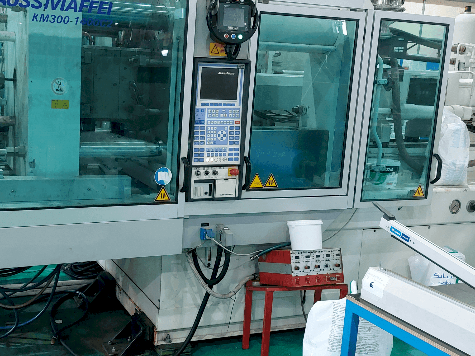 Vista frontal de la máquina Krauss Maffei 300 – 1400 C2